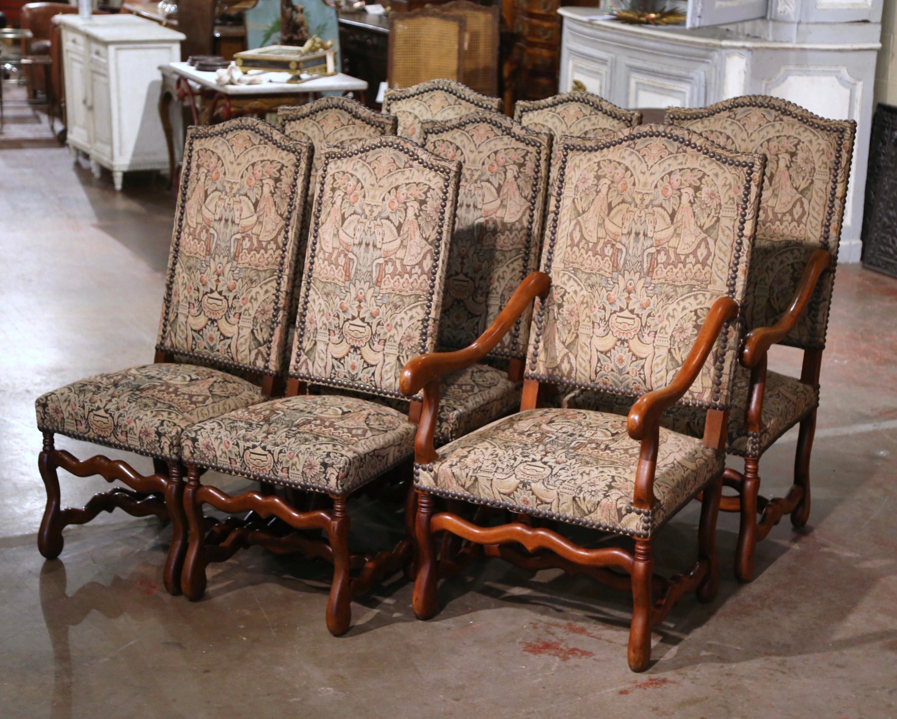 Schmücken Sie einen Ess- oder Frühstückstisch mit dieser eleganten Garnitur aus Hochlehner-Stühlen und passenden Sesseln! Die um 1960 in Frankreich hergestellten Stühle aus Buchenholz stehen auf geschnitzten 