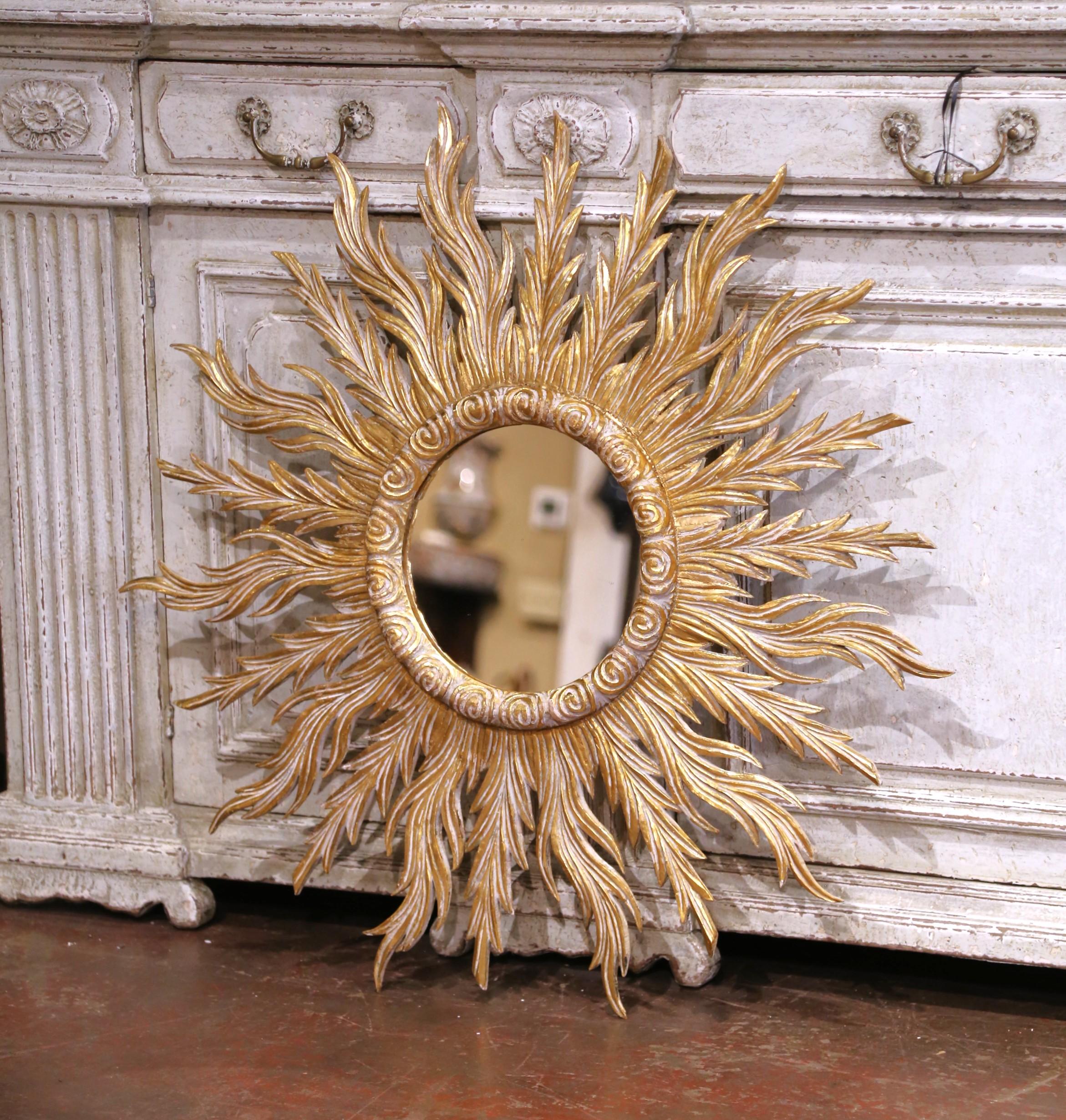 Añade un radiante punto focal a tu interior con este gran y llamativo espejo de sol. Tallado a mano en Francia hacia 1970, el atrevido marco circular presenta rayos dinámicos que emanan hacia el exterior en forma estilizada de llama. La construcción