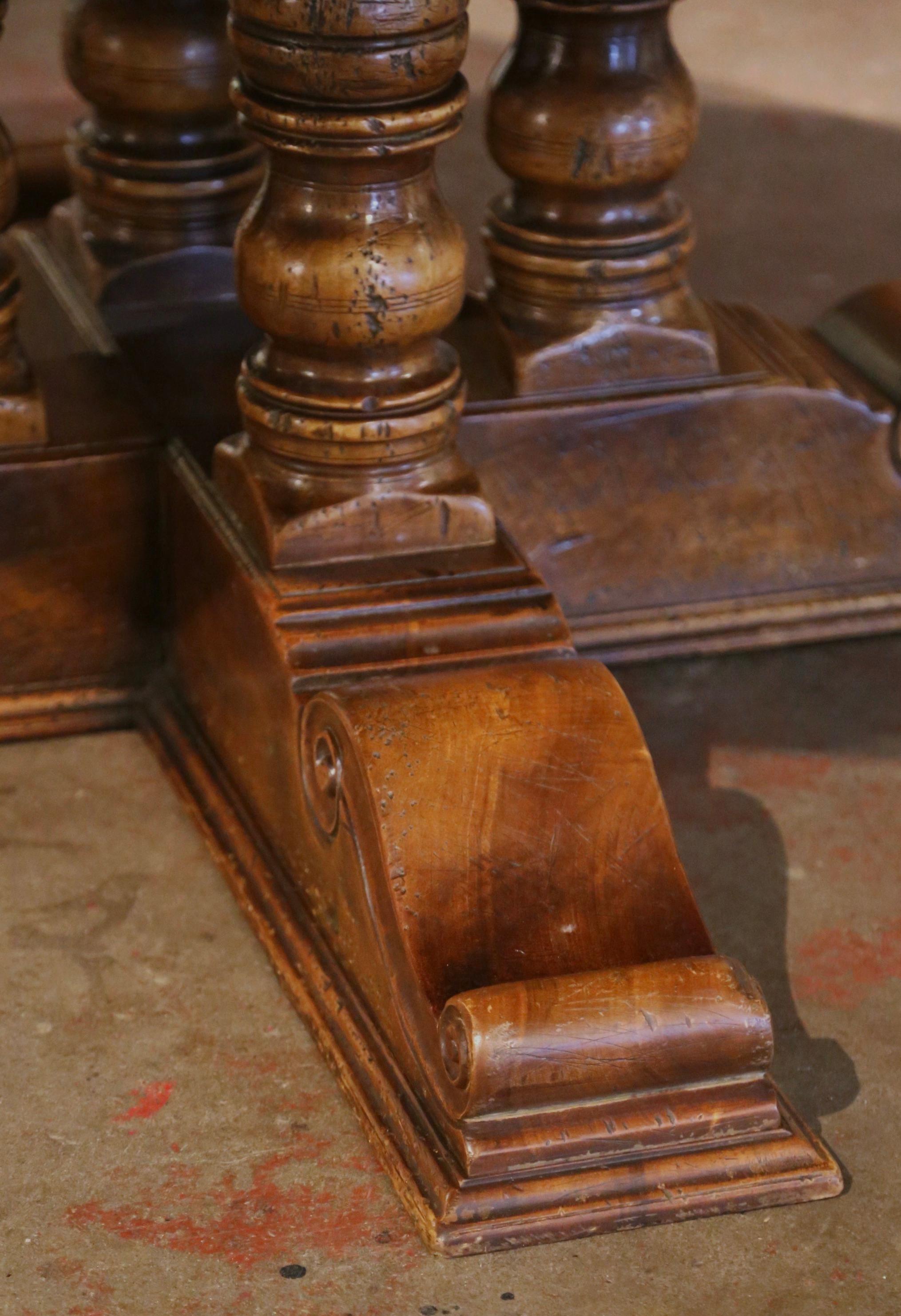 Runder Esstisch mit geschnitztem Walnussholzsockel und Parkettplatte aus der Mitte des Jahrhunderts im Angebot 6