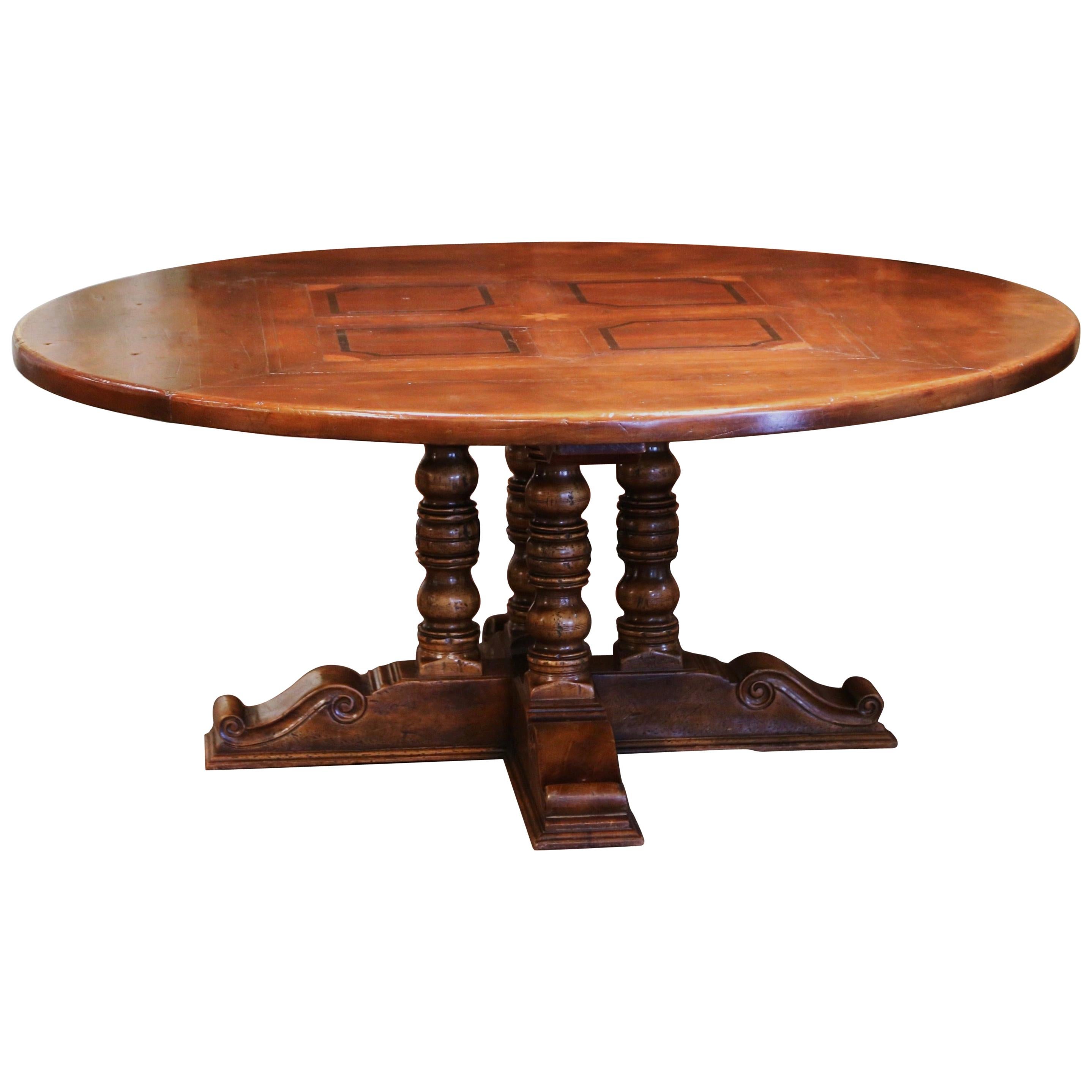 Table de salle à manger ronde à piédestal en noyer sculpté mi-siècle français, avec plateau en marqueterie en vente