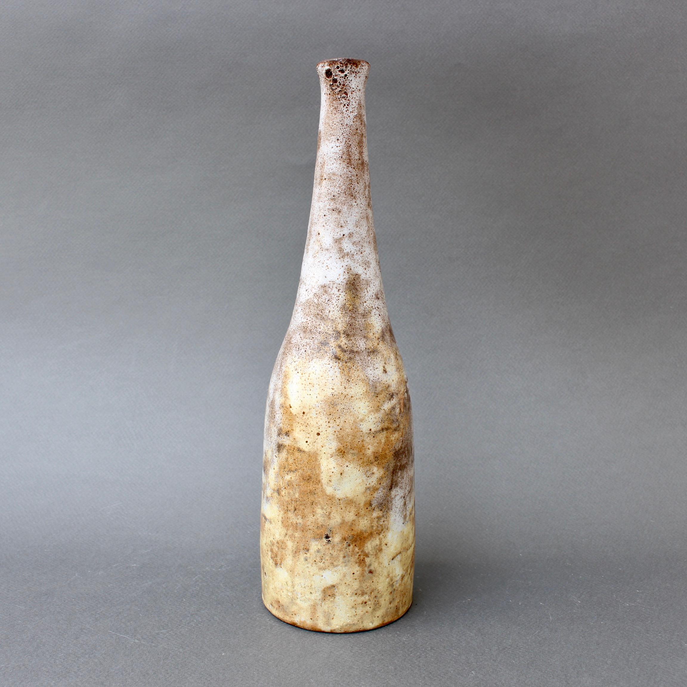 Keramikflasche/Vase aus der Jahrhundertmitte von Alexandre Kostanda (ca. 1960er Jahre). Dieses atemberaubende asymmetrische Steingutgefäß hat ein nebliges Aussehen mit Erdtönen in Braun, Beige und zarten Gelbtönen. Kostandas Stücke sind taktil und