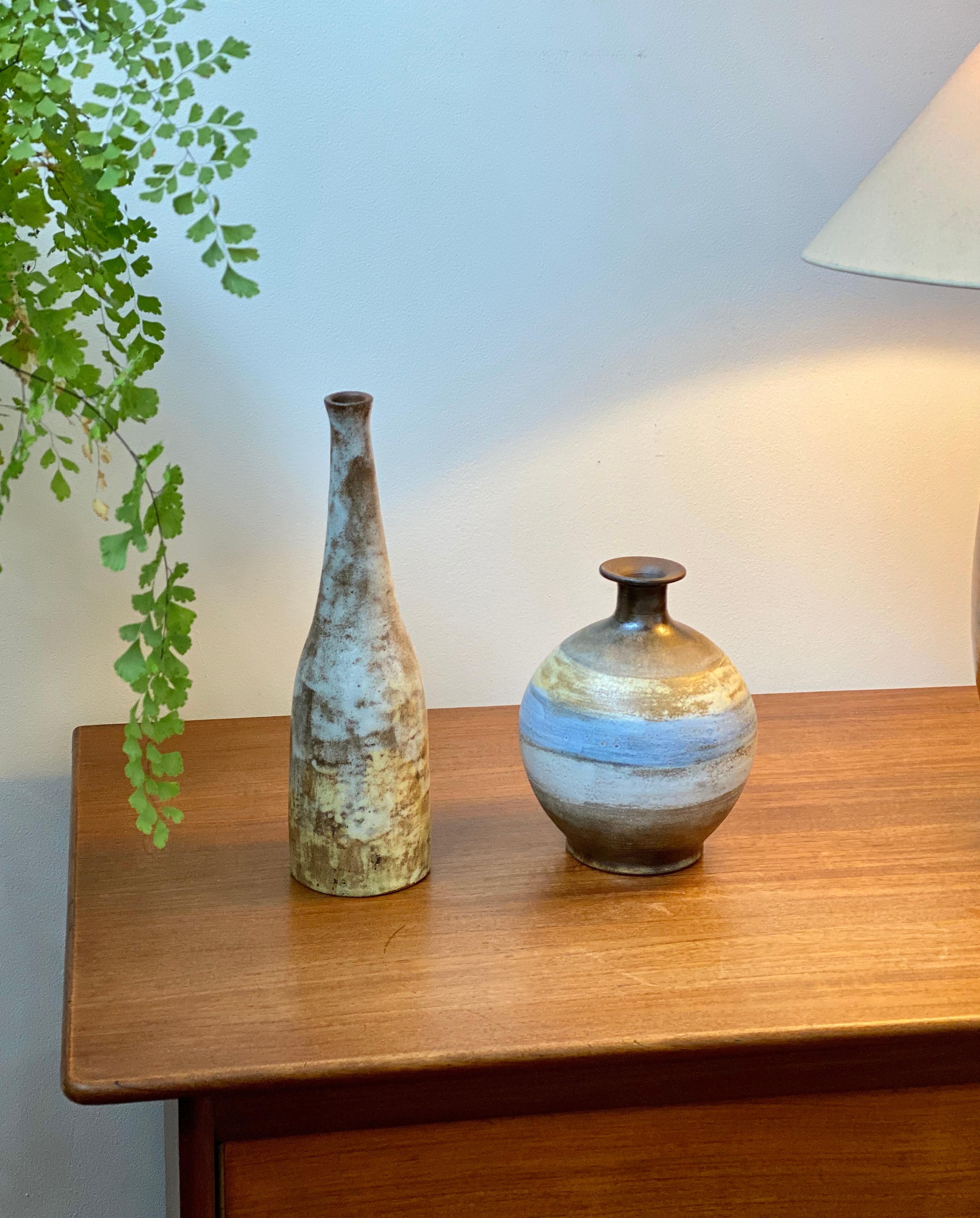 Mid-Century Modern Bouteille / Vase en céramique française du milieu du siècle dernier par Alexandre Kostanda, vers les années 1960 en vente