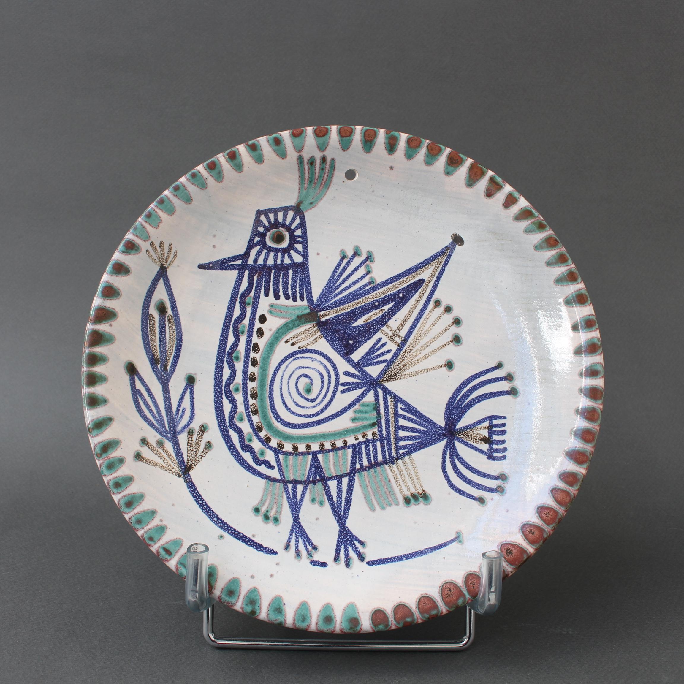 Assiette décorative en céramique française du milieu du siècle par Le Mûrier (vers les années 1960). Une pièce séduisante avec leur style caractéristique, une base de couleur blanc craie avec un motif peint d'oiseau stylisé et de feuillage. Bon état