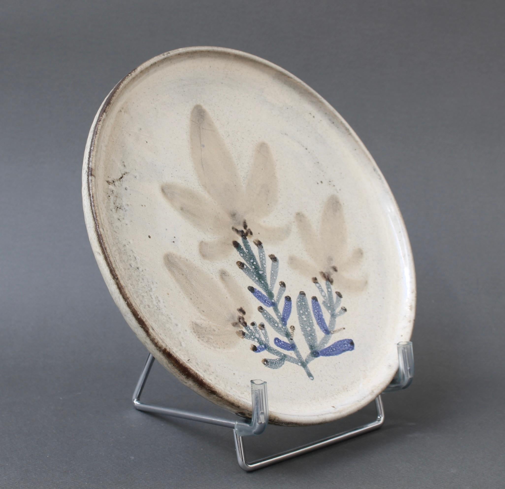 Français Assiette décorative en céramique du milieu du siècle par Le Mûrier (circa 1960) en vente