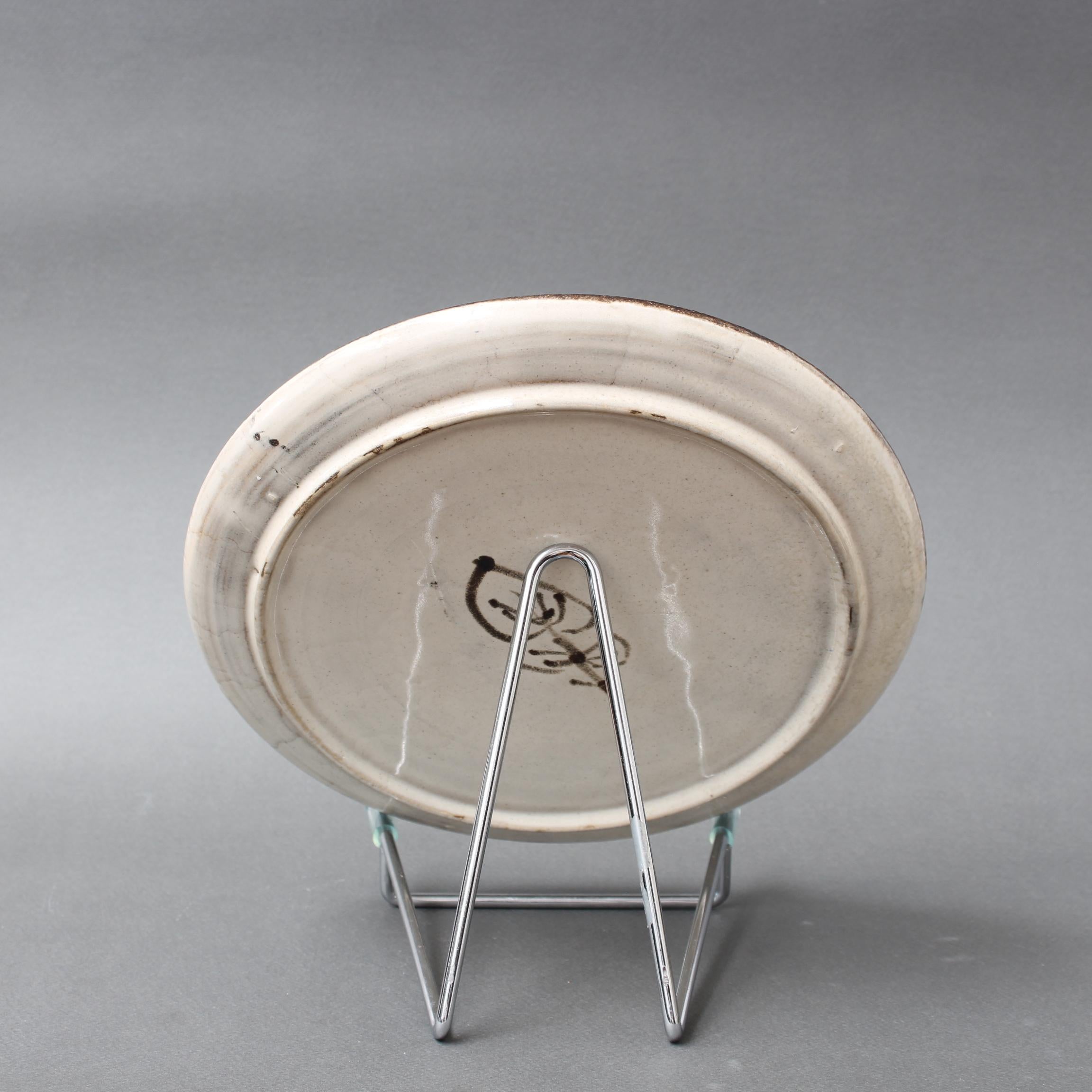 Assiette décorative en céramique du milieu du siècle par Le Mûrier (circa 1960) Bon état - En vente à London, GB