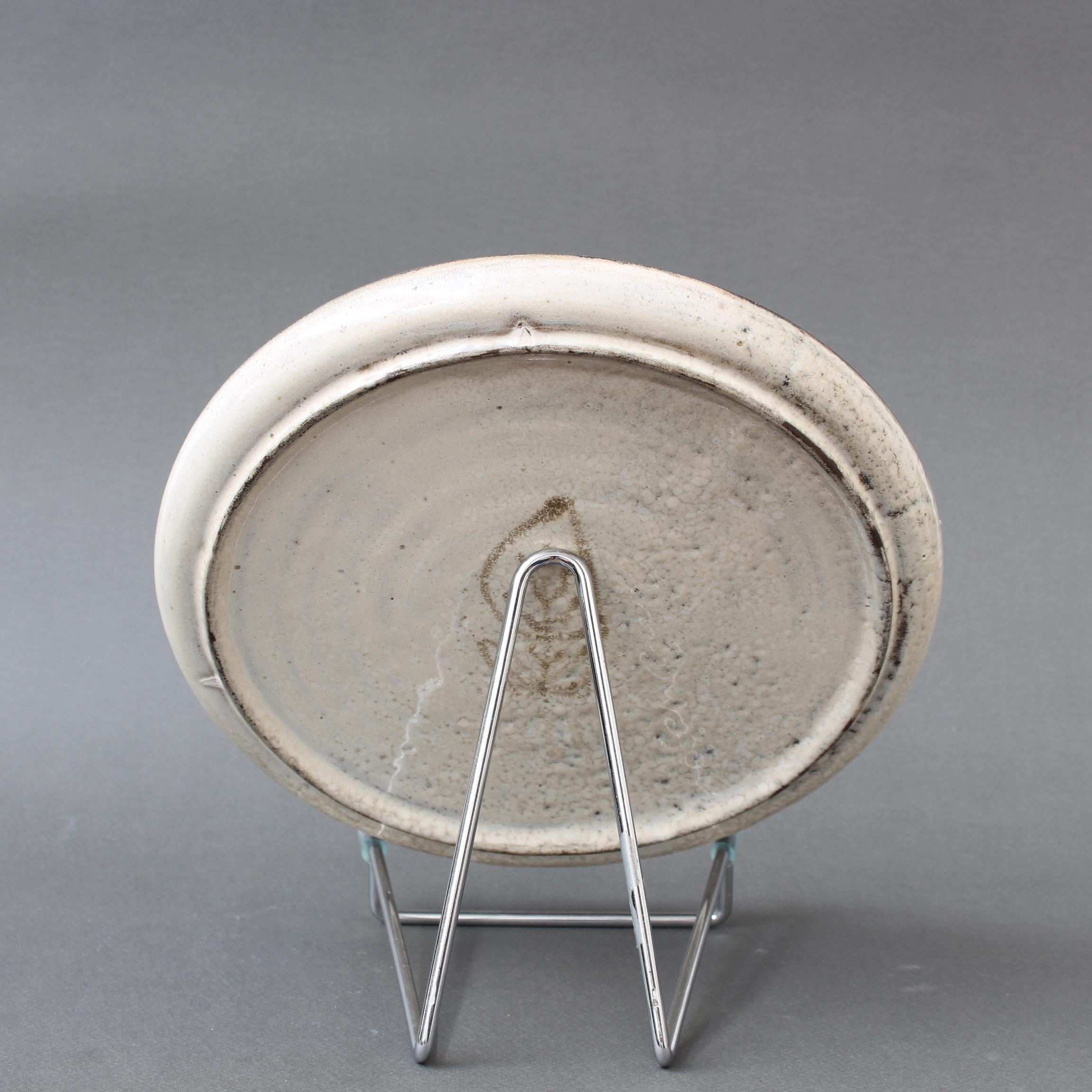 Milieu du XXe siècle Assiette décorative en céramique du milieu du siècle par Le Mûrier (circa 1960) en vente