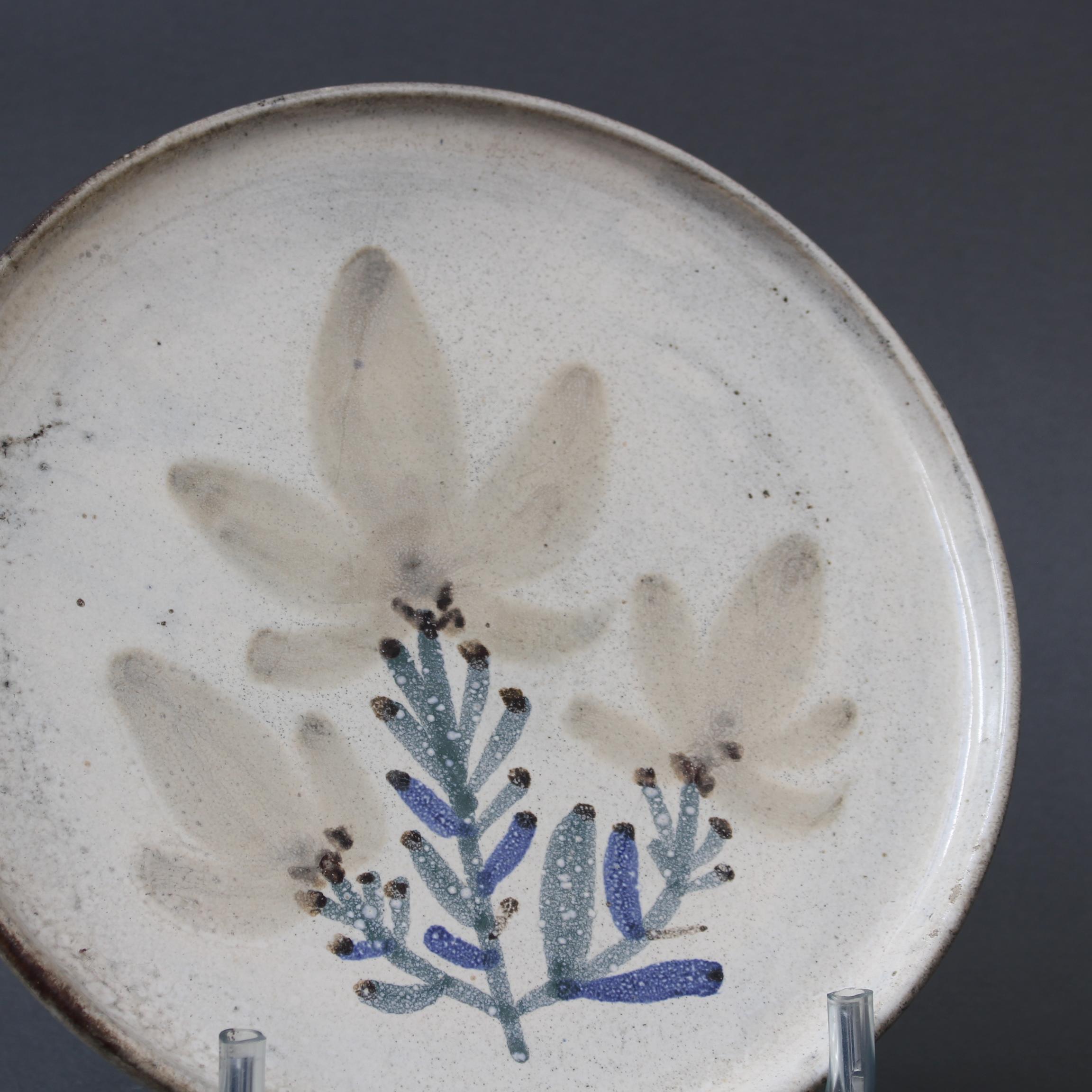 Assiette décorative en céramique du milieu du siècle par Le Mûrier (circa 1960) en vente 1