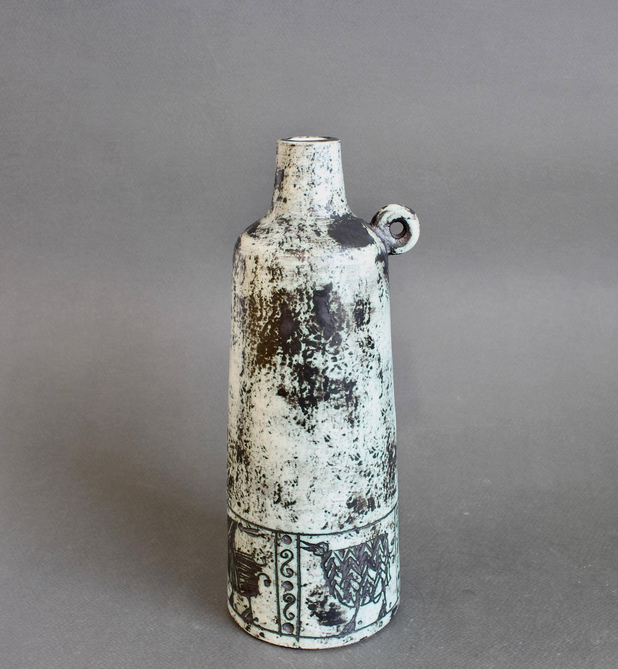 Vaso da fiori in ceramica francese vintage di Jacques Blin (circa anni '1960). Unica nel suo stile e nella sua decorazione, la sua forma è classica con decori incisi di animali stilizzati, come quelli che si trovano nei primi disegni rupestri.