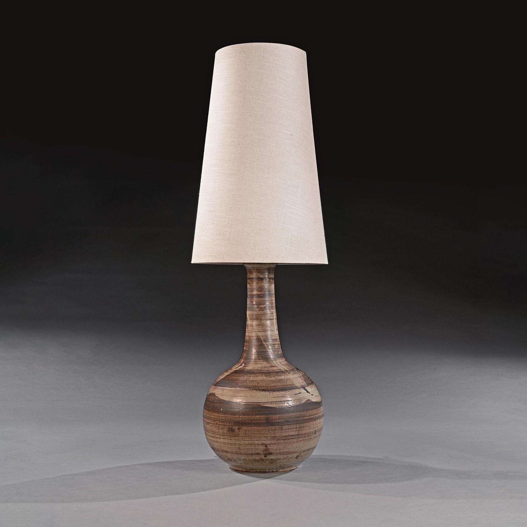Lampada in ceramica francese della metà del secolo scorso, impressionante e chic, di dimensioni e scala monumentali

Francese, circa 1970

Questa lampada da tavolo misura 138 cm di altezza e 37 cm di diametro ed è di dimensioni davvero enormi.
