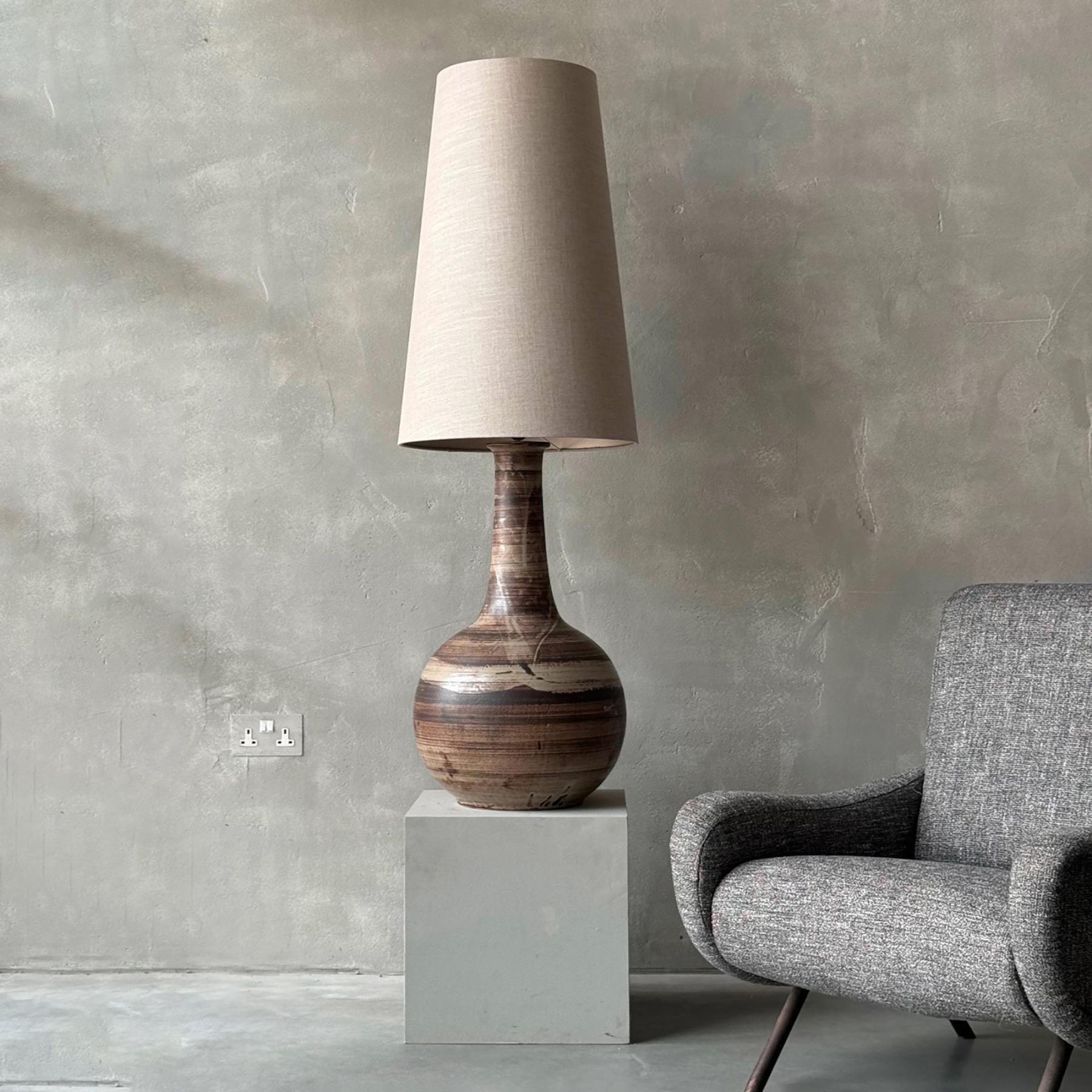 Mid-Century moderno Lampada in ceramica francese della metà del secolo scorso di dimensioni e dimensioni monumentali in vendita