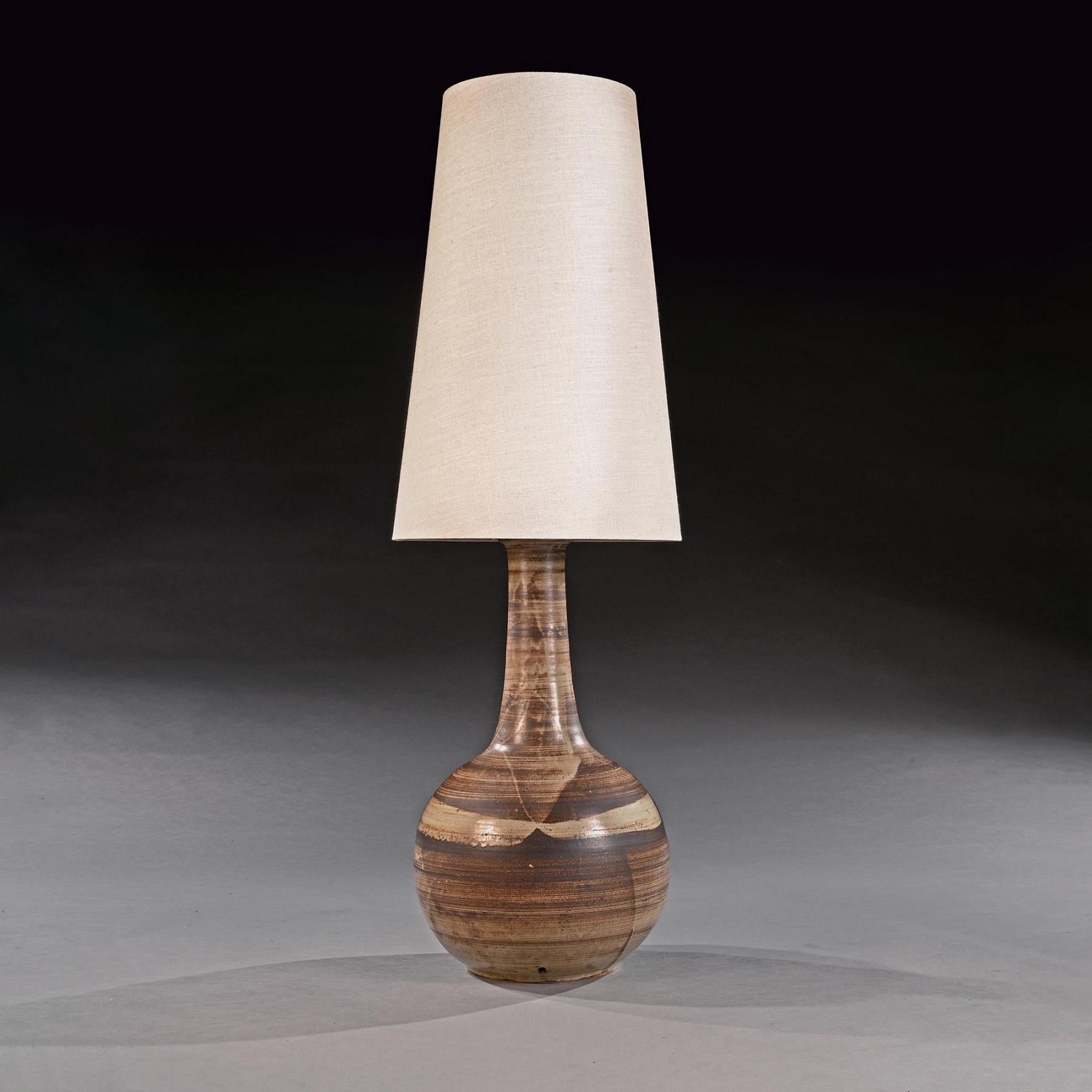 Francese Lampada in ceramica francese della metà del secolo scorso di dimensioni e dimensioni monumentali in vendita