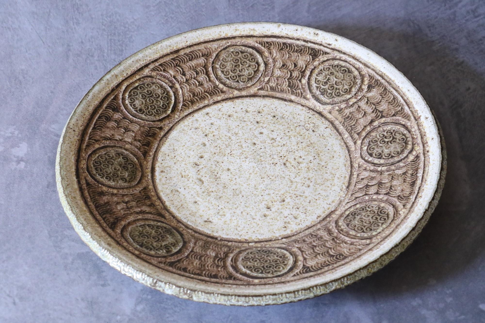 Grande assiette en céramique française du milieu du siècle par Marcel Giraud - Vallauris - 1960s 
Émaillé et décoré de motifs végétaux dans des tons bruns et ocre.
Signé sous le socle 