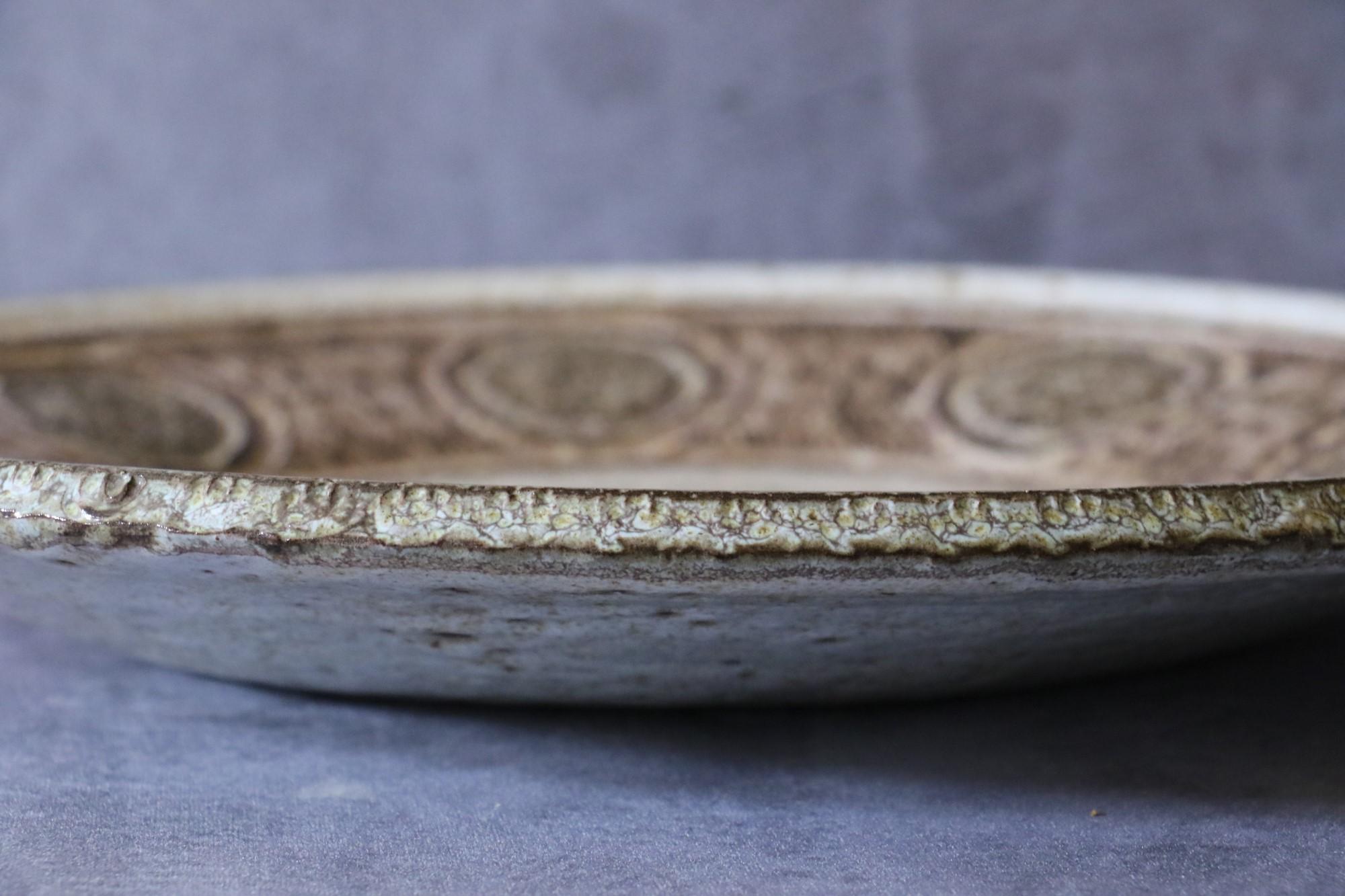 Grande assiette en céramique française du milieu du siècle dernier de Marcel Giraud - Vallauris - années 1960 Excellent état à Camblanes et Meynac, FR