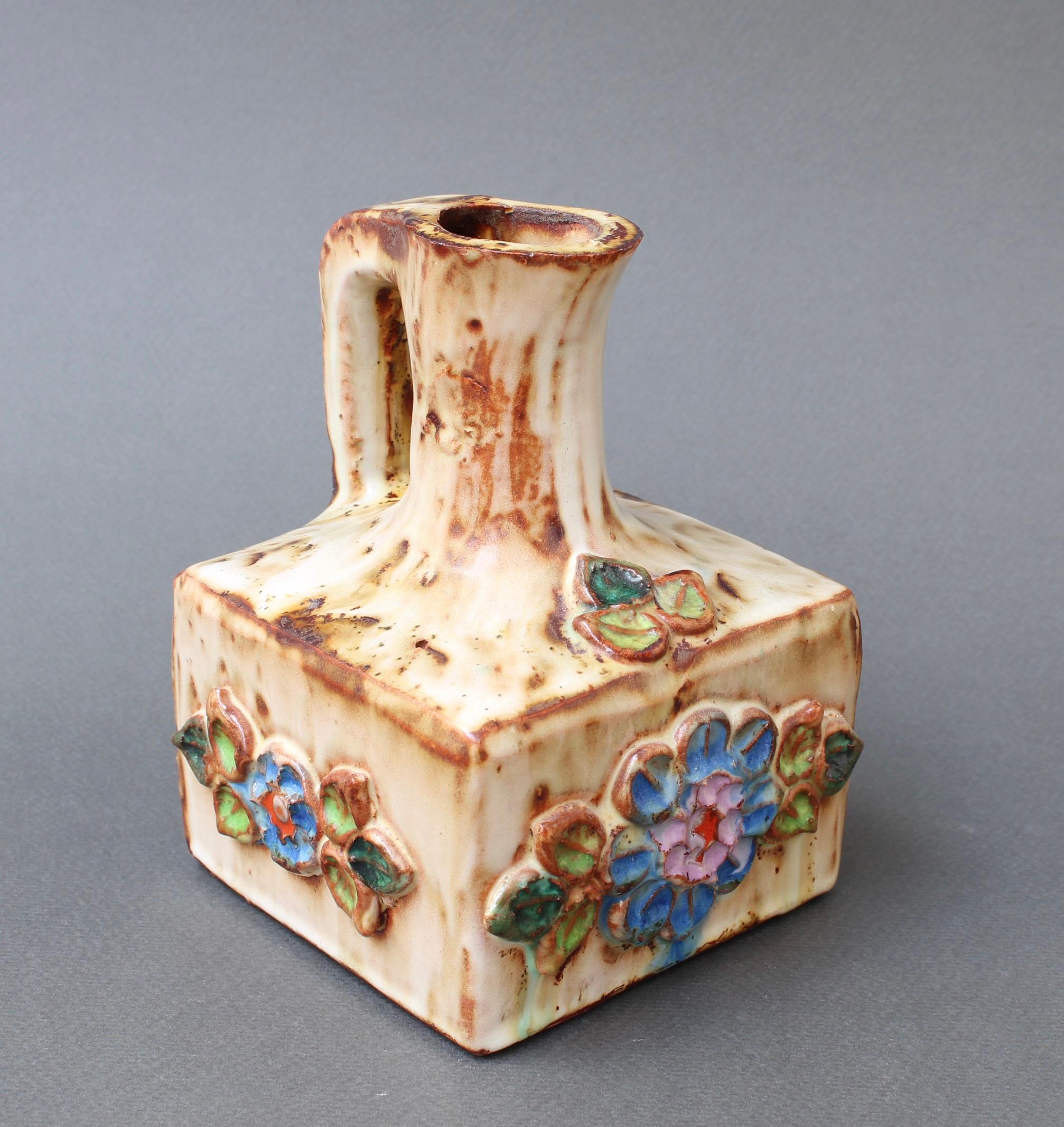 Brocca vintage in ceramica a motivi floreali di La Roue, Vallauris, Francia (circa anni '60). Un affascinante pezzo decorativo con dettagli rustici e colorati. La ceramica è di piccole dimensioni con una base quadrata. In buone condizioni generali.