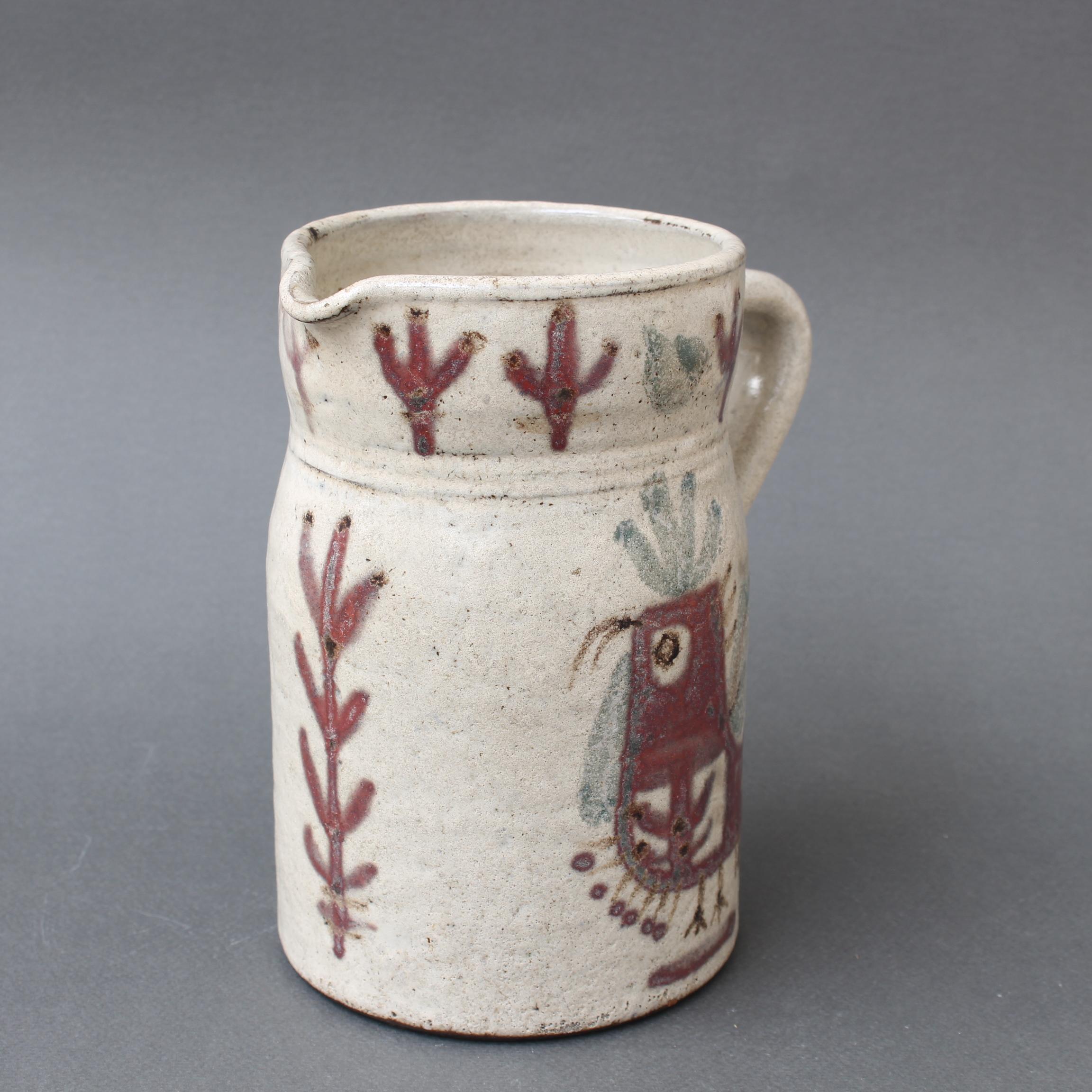 Pichet de cuisine vintage en céramique de Le Mûrier (circa 1960). Un charmant pichet de forme classique avec une anse en forme d'oreille dans le style provençal distinctif de Le Mûrier. Le motif stylisé de la fleur de mûrier et de la feuille