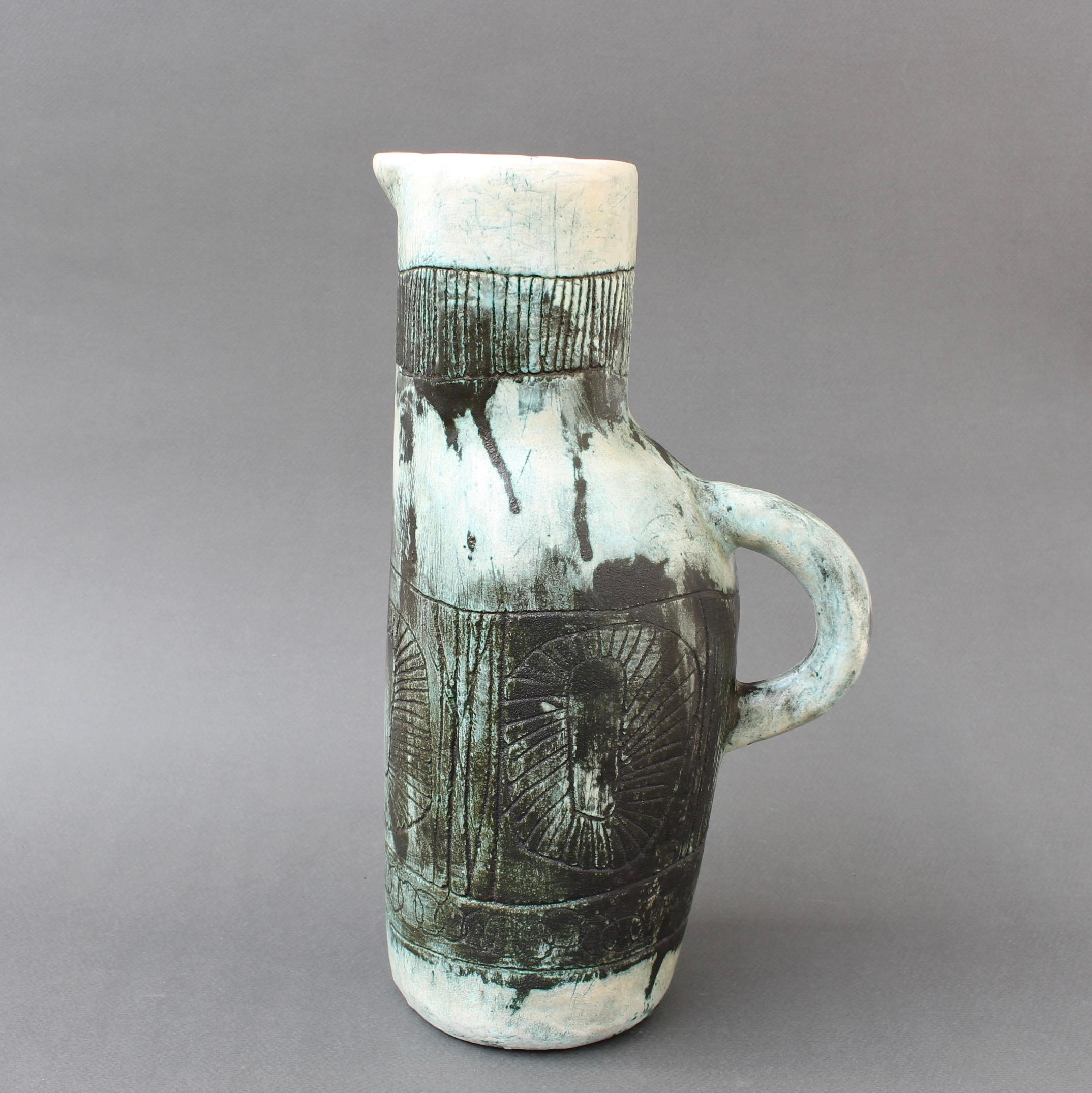 Französischer Keramikkrug / Vase von Jacques Blin und Jean Rustin (um 1960). Dieses elegante Stück hat die für Blin typische wolkige Glasur, ist aber mit einem Dekor des französischen Künstlers Jean Rustin (1928-2013) versehen. Es hat die Form