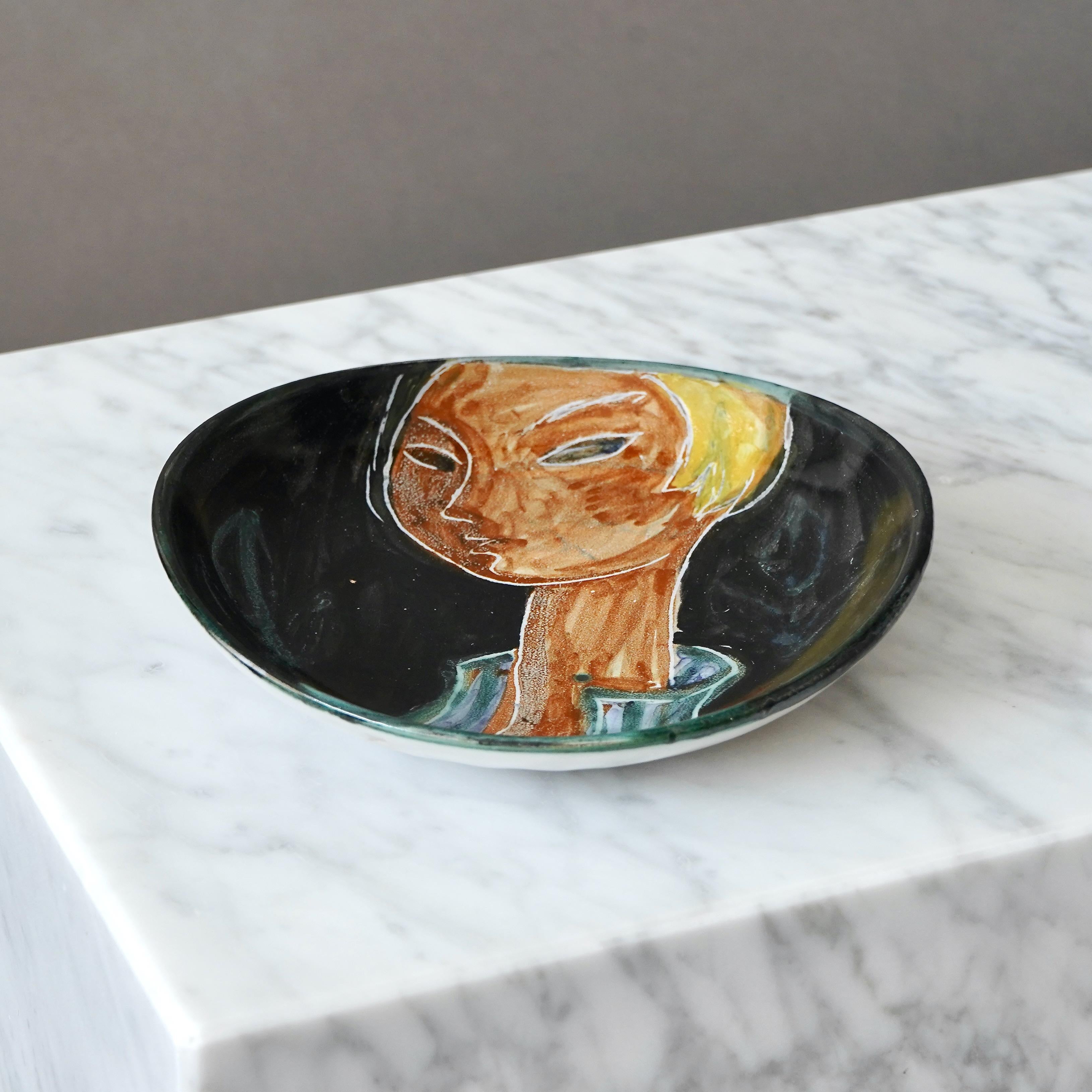 Plato de cerámica francesa de mediados de siglo de Naumovitch Gourju, Grand Chêne, Vallauris. Moderno de mediados de siglo en venta