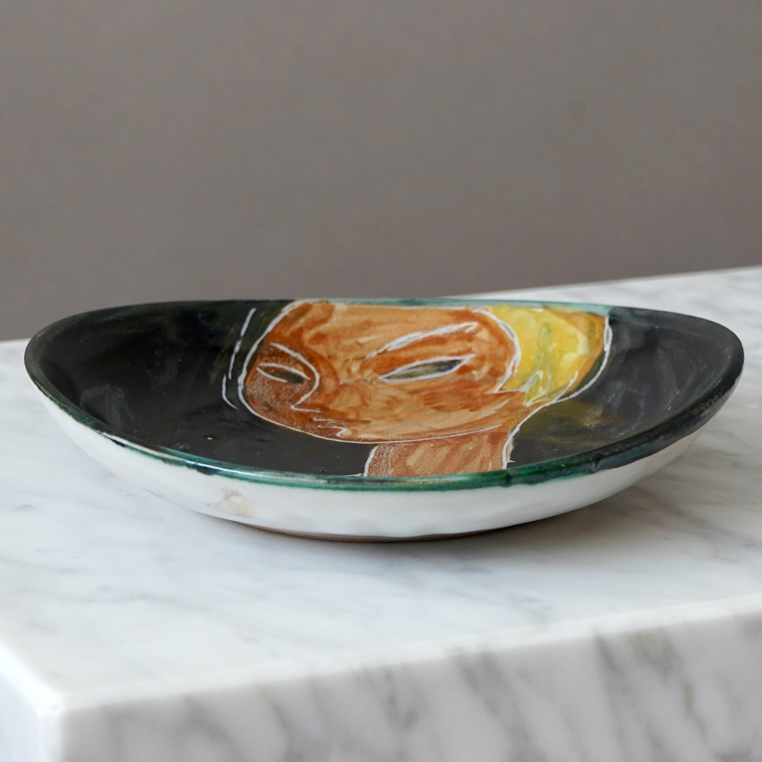 Plato de cerámica francesa de mediados de siglo de Naumovitch Gourju, Grand Chêne, Vallauris. en Bueno estado para la venta en Malmö, SE