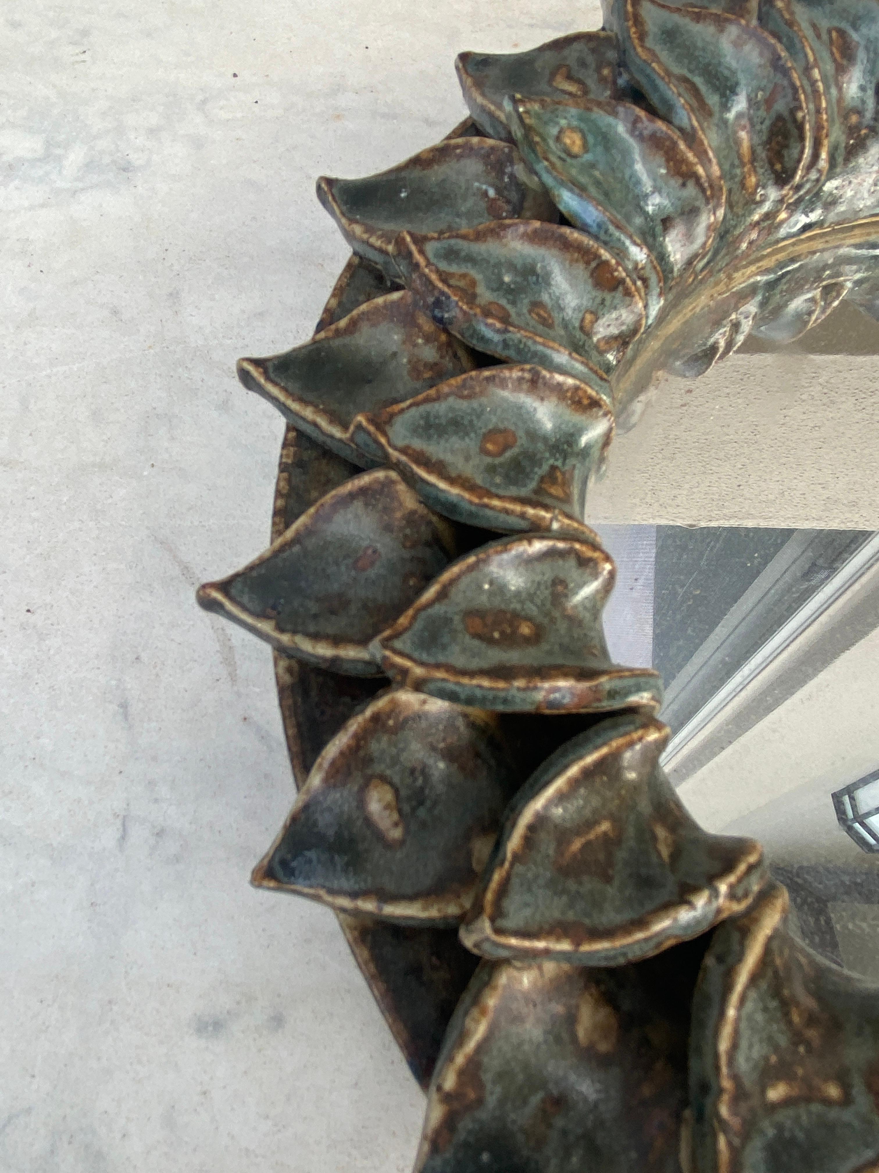 Francese Specchio a foglie rotonde in ceramica francese di metà secolo in vendita
