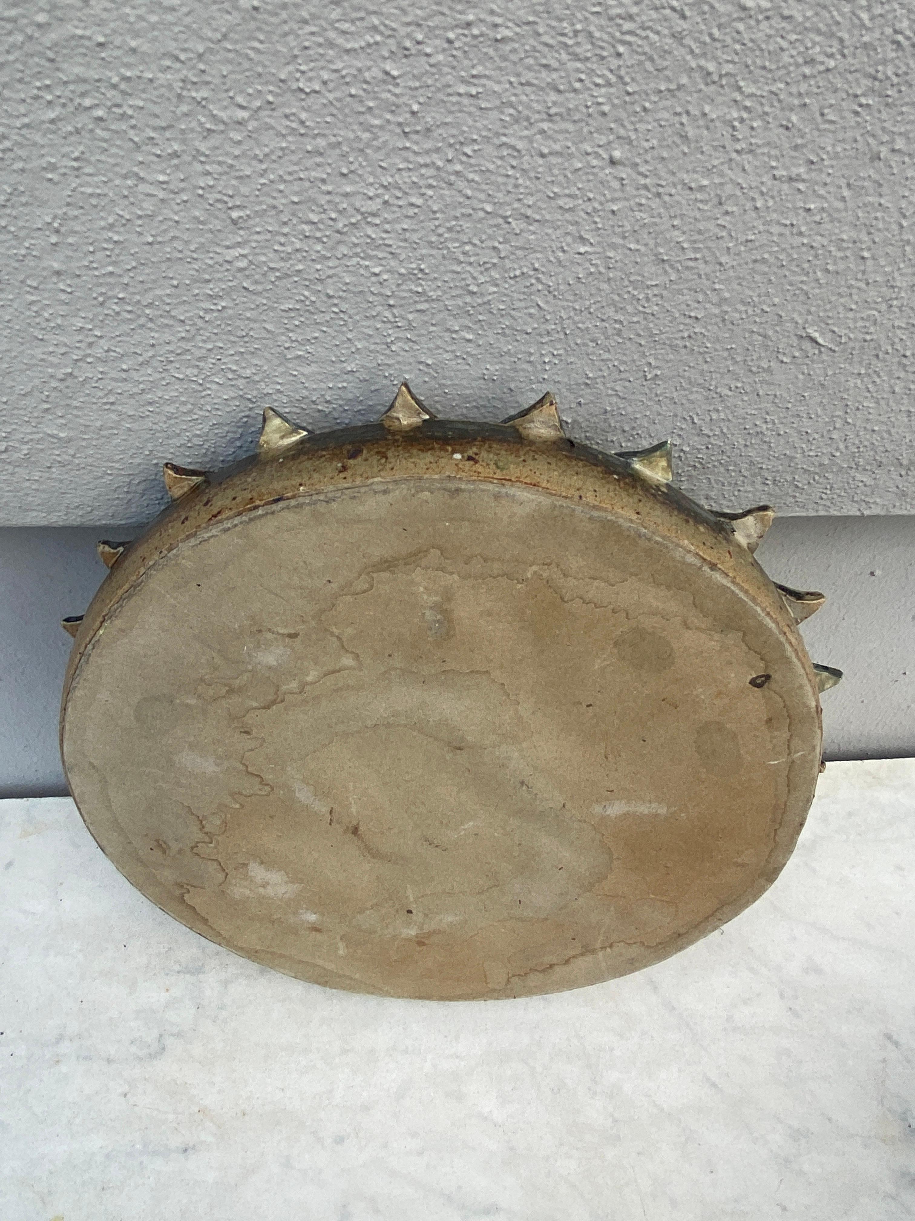Specchio a foglie rotonde in ceramica francese di metà secolo In condizioni buone in vendita a Austin, TX