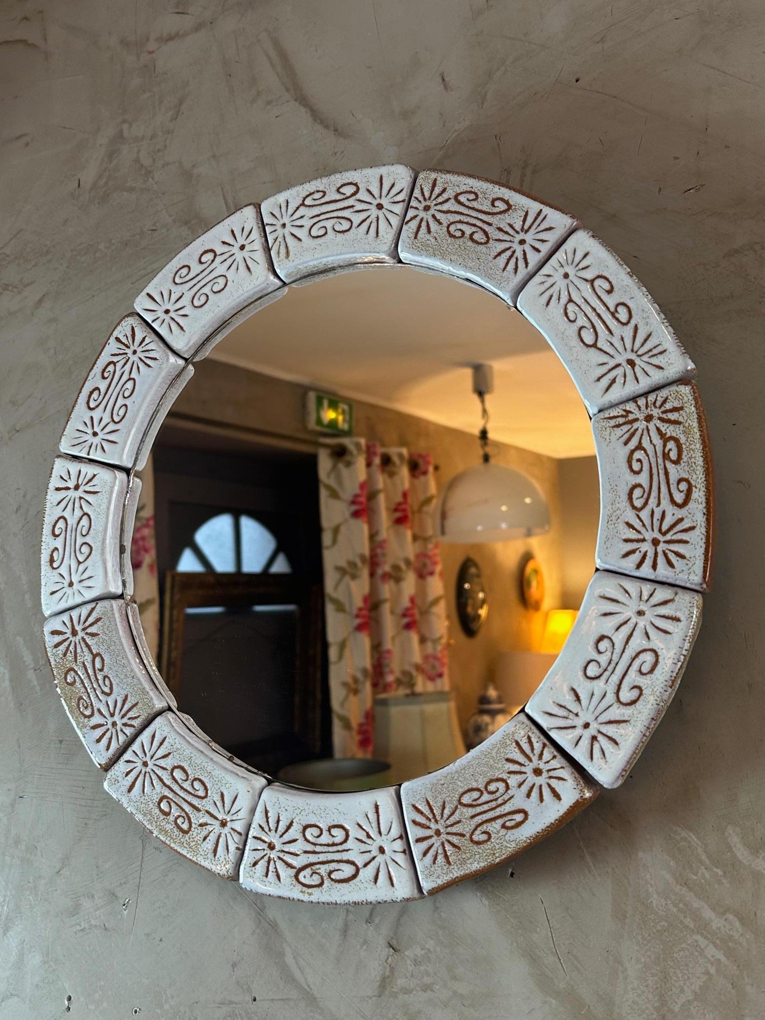 Miroir arrondi en céramique française du milieu du siècle, années 1960 Bon état - En vente à LEGNY, FR