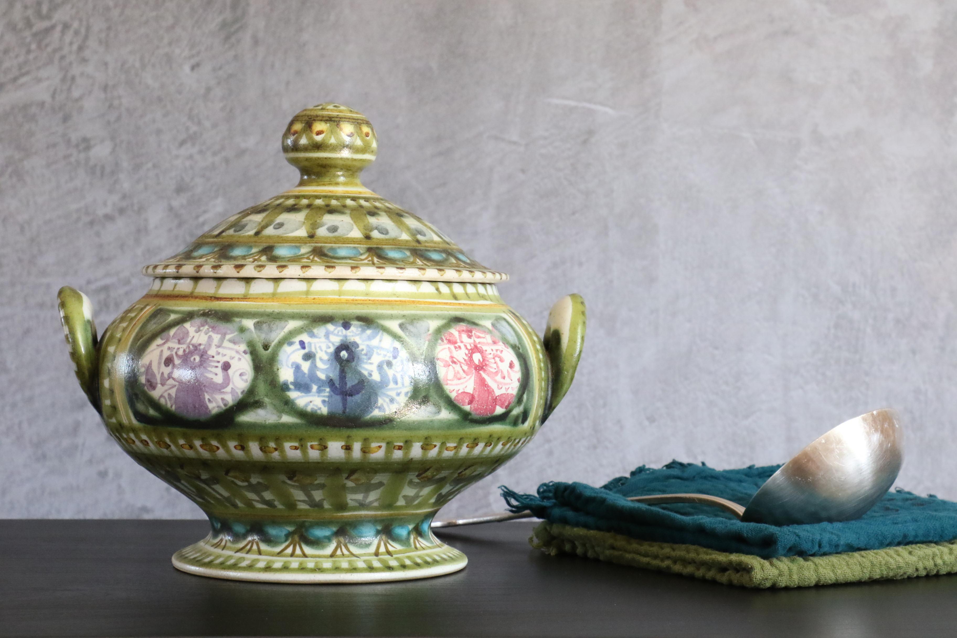 Zuppiera francese di metà secolo in ceramica di André L'helguen Keraluc Quimper, anni '50

si tratta di una bellissima zuppiera dai colori vivaci realizzata a mano da André L'helguen per la ceramica bretone Keraluc. André L'helguen è uno dei