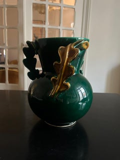 Vaso francese di metà secolo in ceramica, smalto verde, manici dorati, Circa 1950