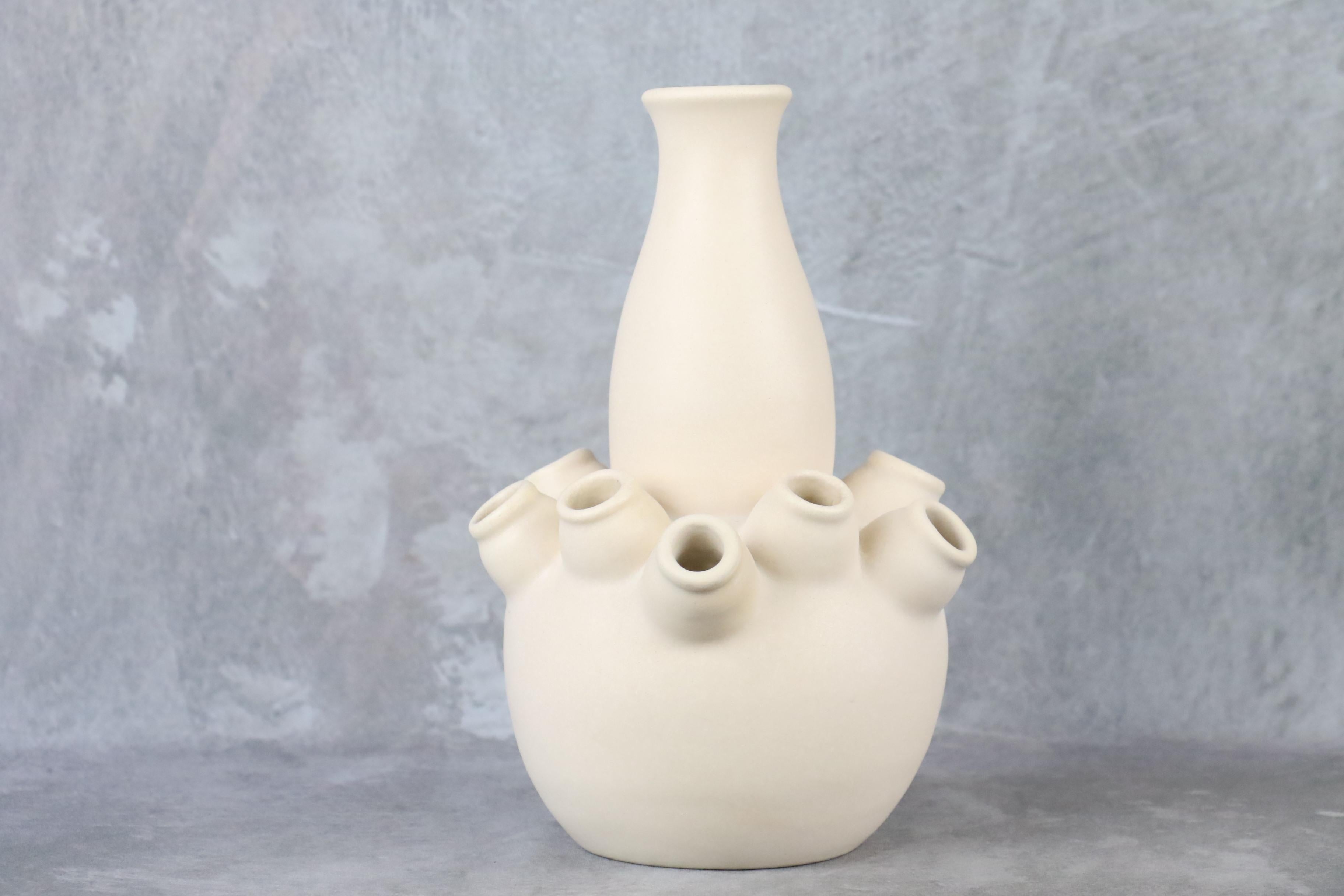 Vase zoomorphe en céramique du milieu du siècle par Louis Giraud, Vallauris, années 1950

Il s'agit d'une pièce très originale, élégante et délicate. La forme zoomorphe est recouverte d'une glaçure d'un blanc pur, douce au toucher. Cette pièce