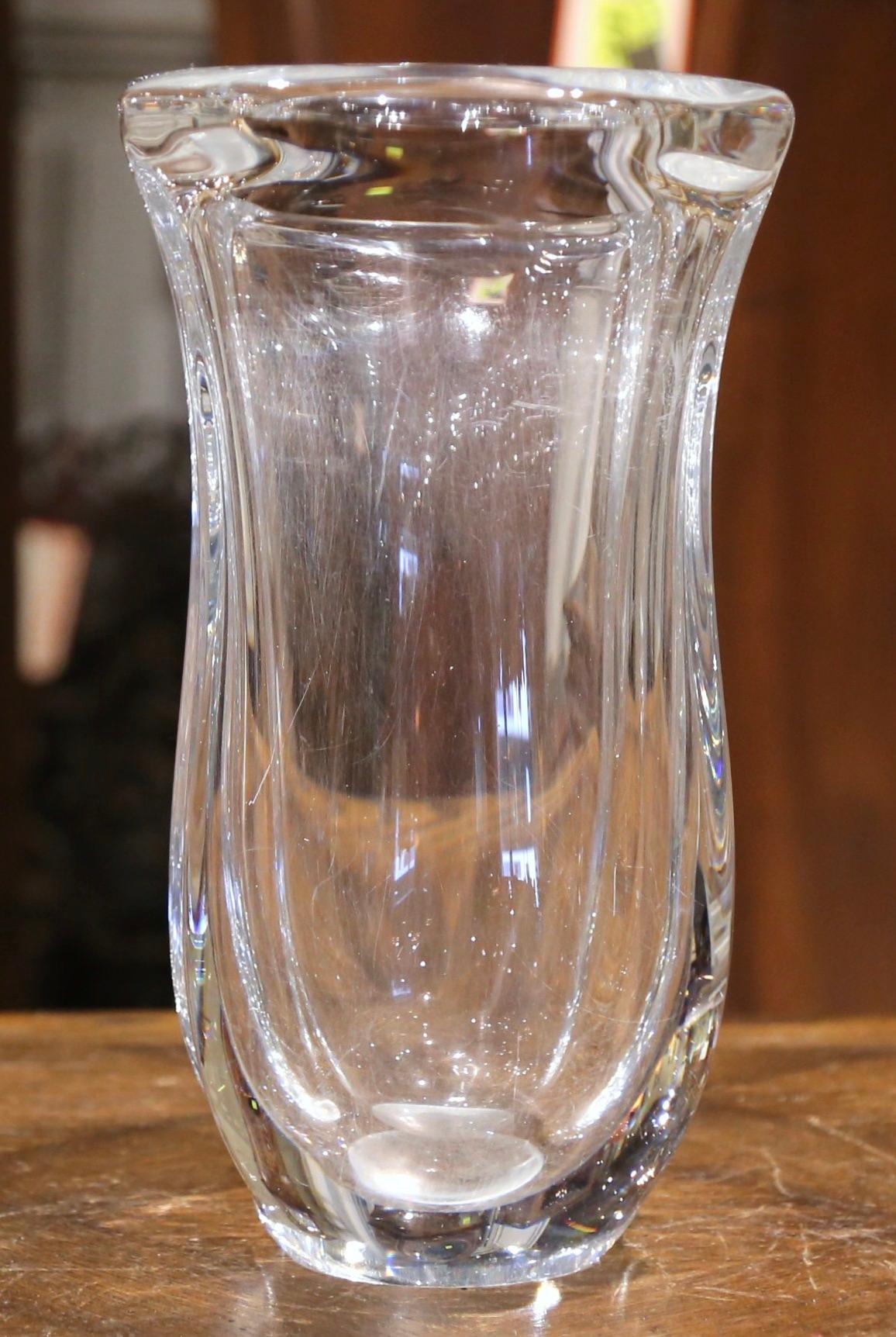 Decora il tavolo dell'angolo della colazione o dell'ingresso riempiendo questo elegante vaso vintage con un bouquet di fiori freschi. Realizzato in Francia, intorno al 1950, questo vaso alto in vetro Art Déco è soffiato a mano per ottenere una forma