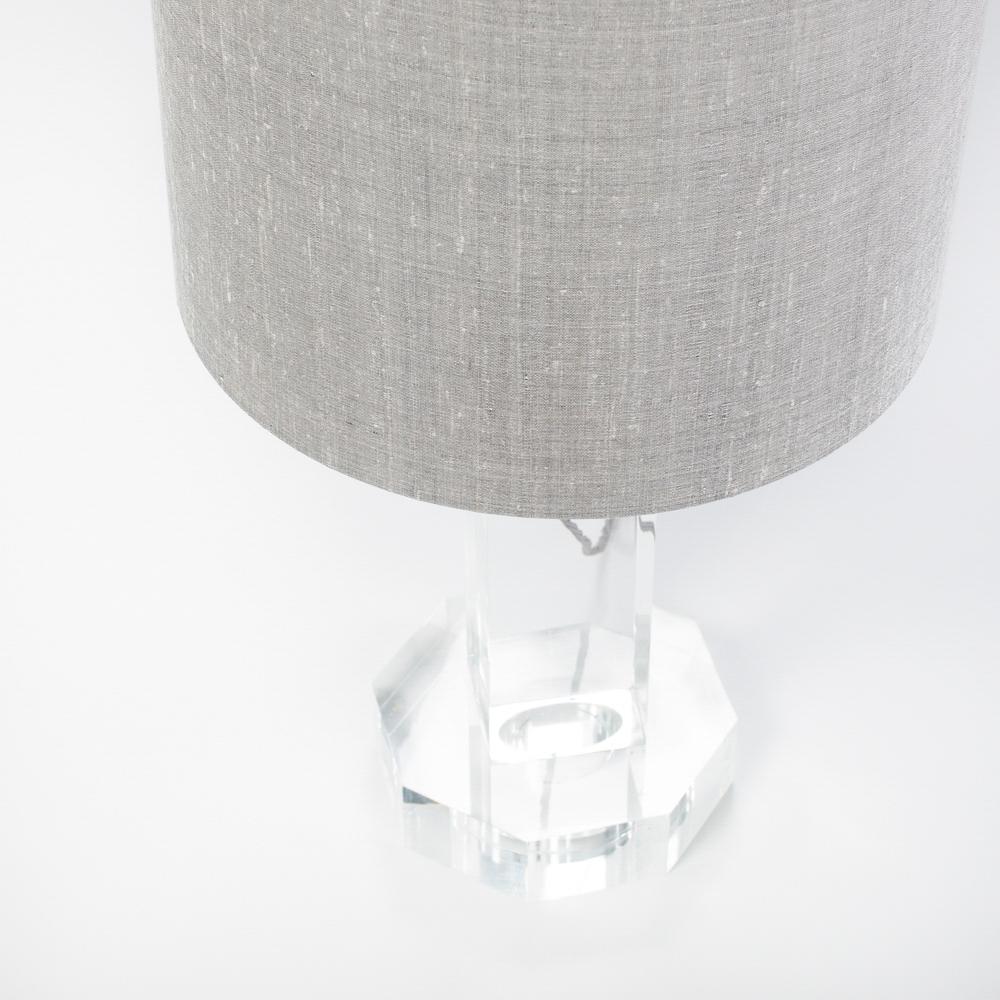 Französische Mid-Century-Tischlampe aus klarem Acylic-Glas mit grauem Seidenschirm, 1960er Jahre im Zustand „Gut“ im Angebot in Salzburg, AT