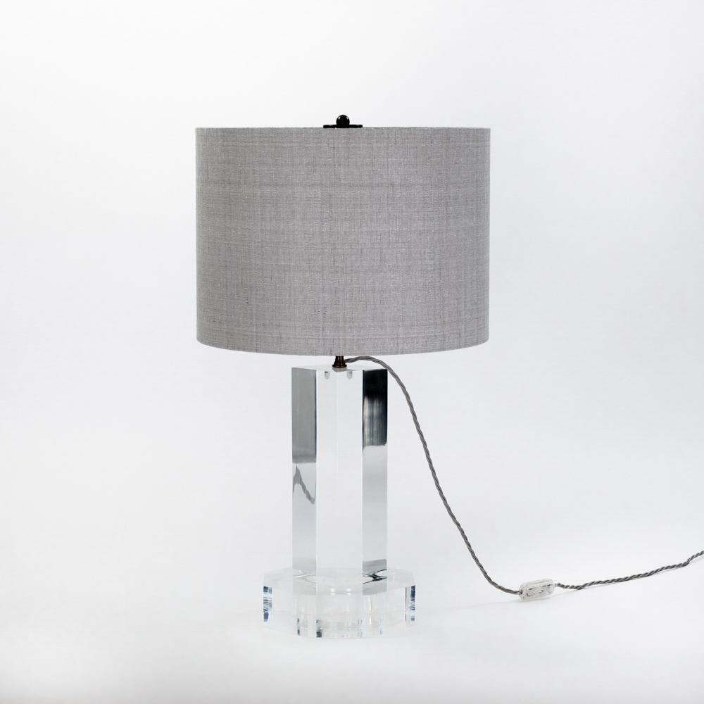 Cubic, extremely decorative table lamp made of solid acrylic glass with a gray silk shade by DEDAR, Milano.
The massive octagonal base is already very effective in its appearance, now a lamp base sits in it, which also appears strong and massive,