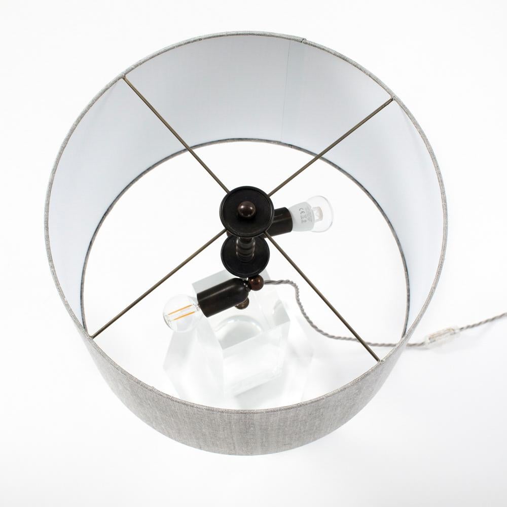 Französische Mid-Century-Tischlampe aus klarem Acylic-Glas mit grauem Seidenschirm, 1960er Jahre (Moderne der Mitte des Jahrhunderts) im Angebot