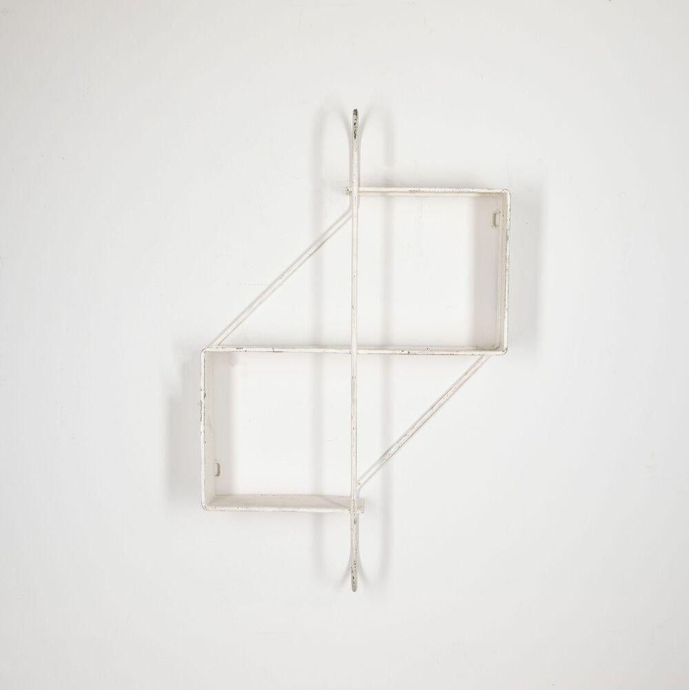 Libreria o etagere Clef de Sol francese di metà secolo prodotta da Atelier A Matégot.

Successivamente verniciato in metallo bianco. Con alcuni segni di usura commisurati all'età.

Circa 1955.