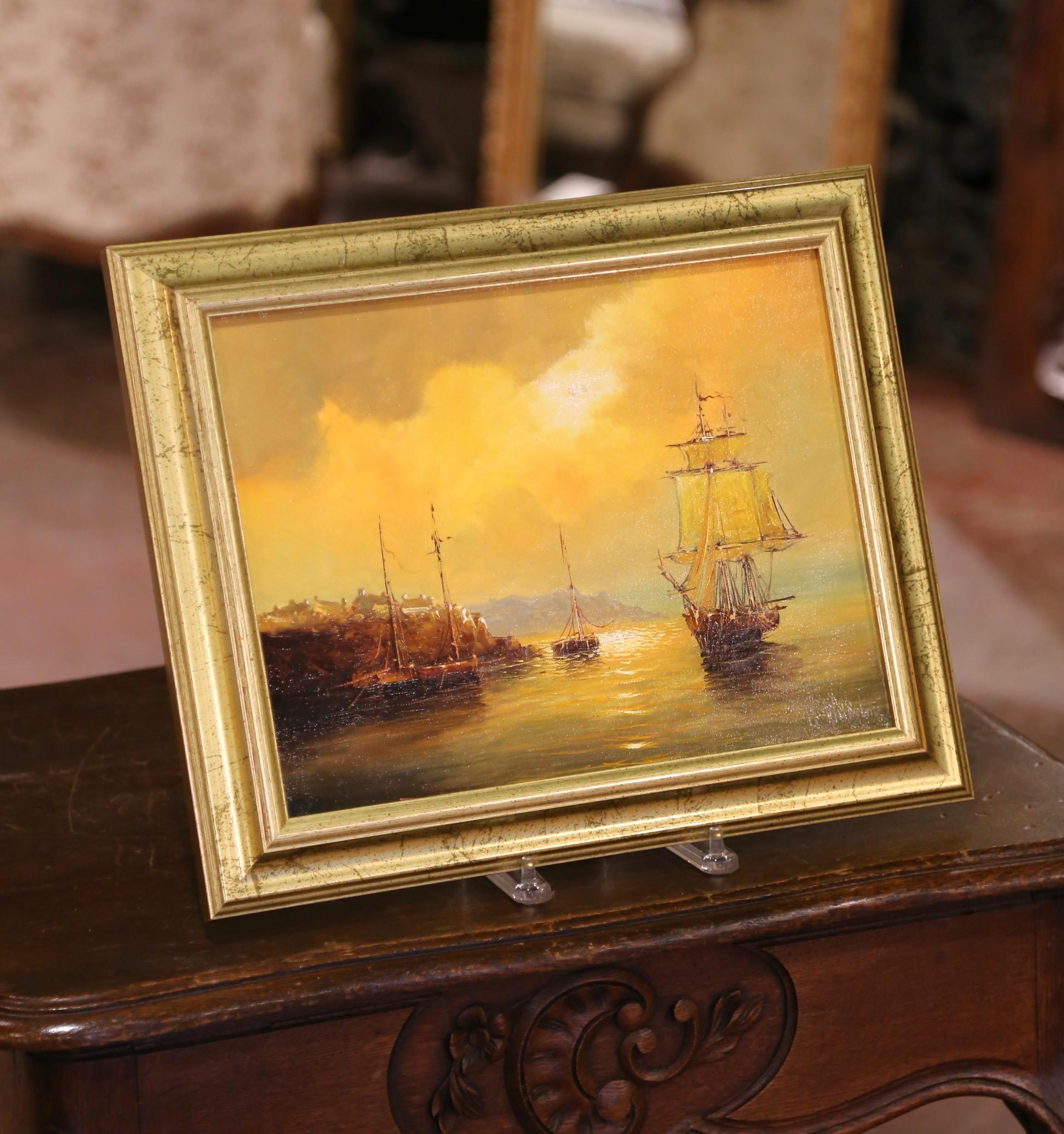 Cette peinture à l'huile maritime atmosphérique, signée par l'artiste français G. Quintaine, capture la tranquillité dorée d'un grand navire rentrant au port au coucher du soleil. Peinte dans des tons lumineux d'ambre, d'ocre et d'or, la scène