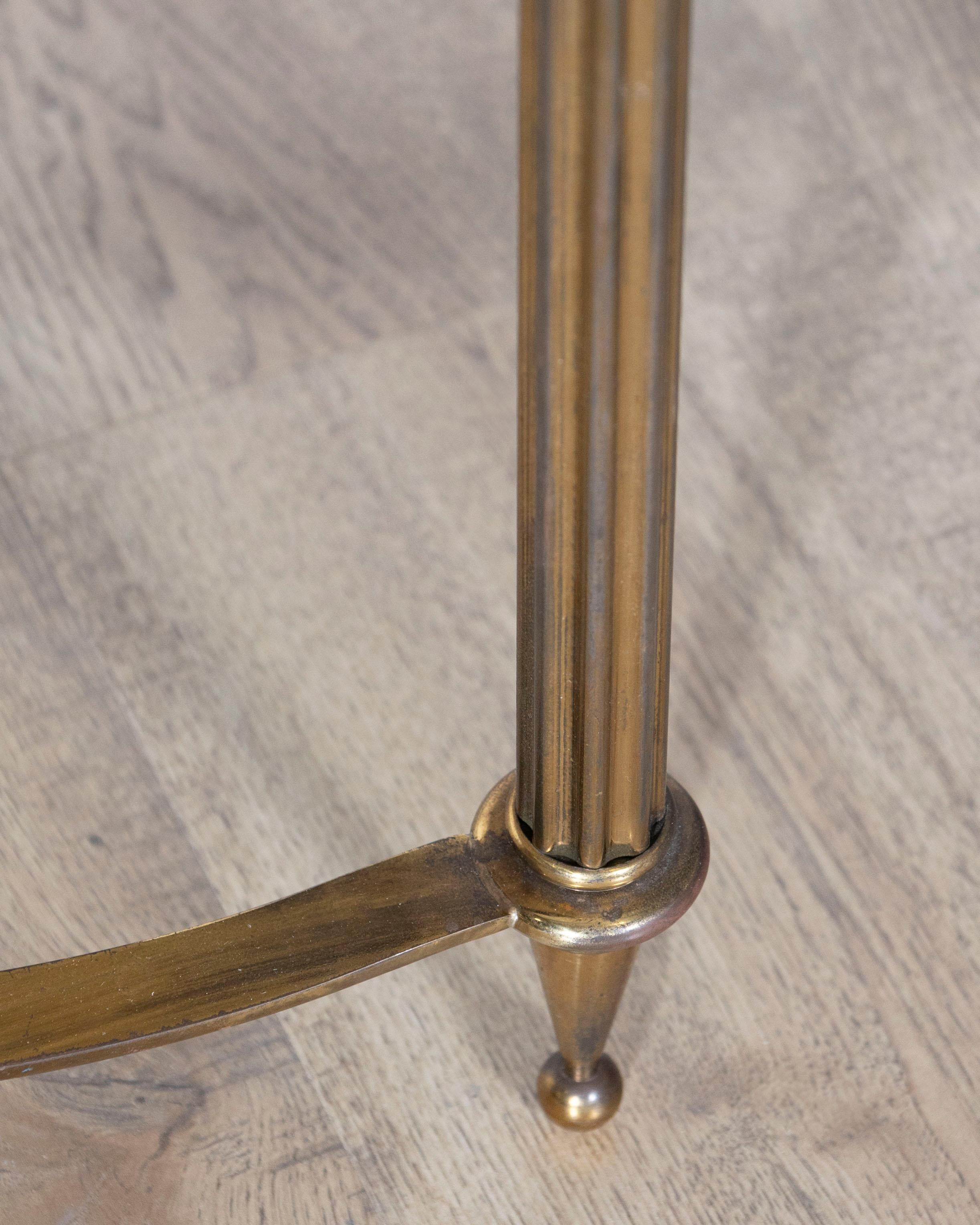 Table basse française du milieu du siècle par la Maison Baguès avec plateau en marbre blanc et laiton en vente 4