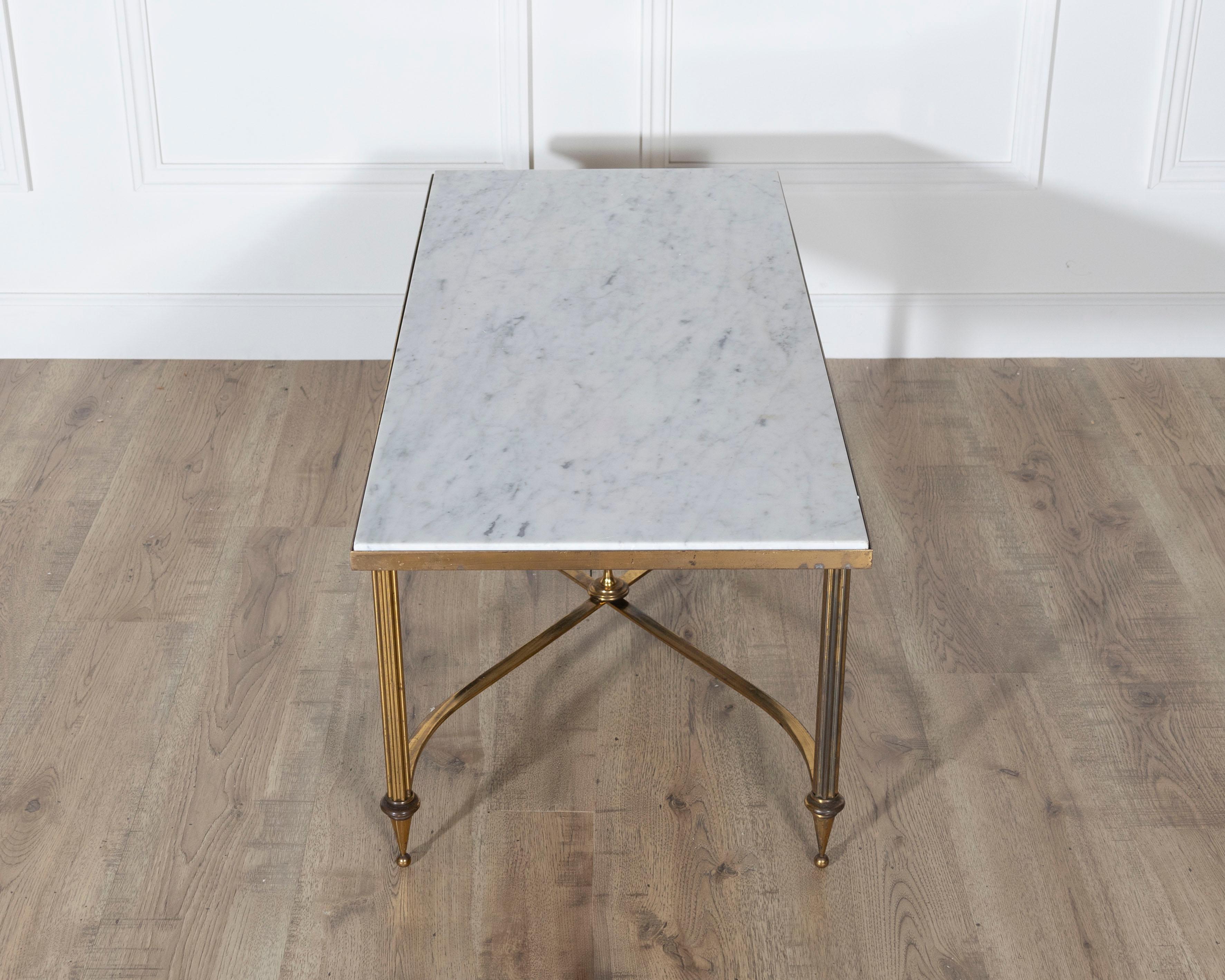 Table basse française du milieu du siècle par la Maison Baguès avec plateau en marbre blanc et laiton en vente 5