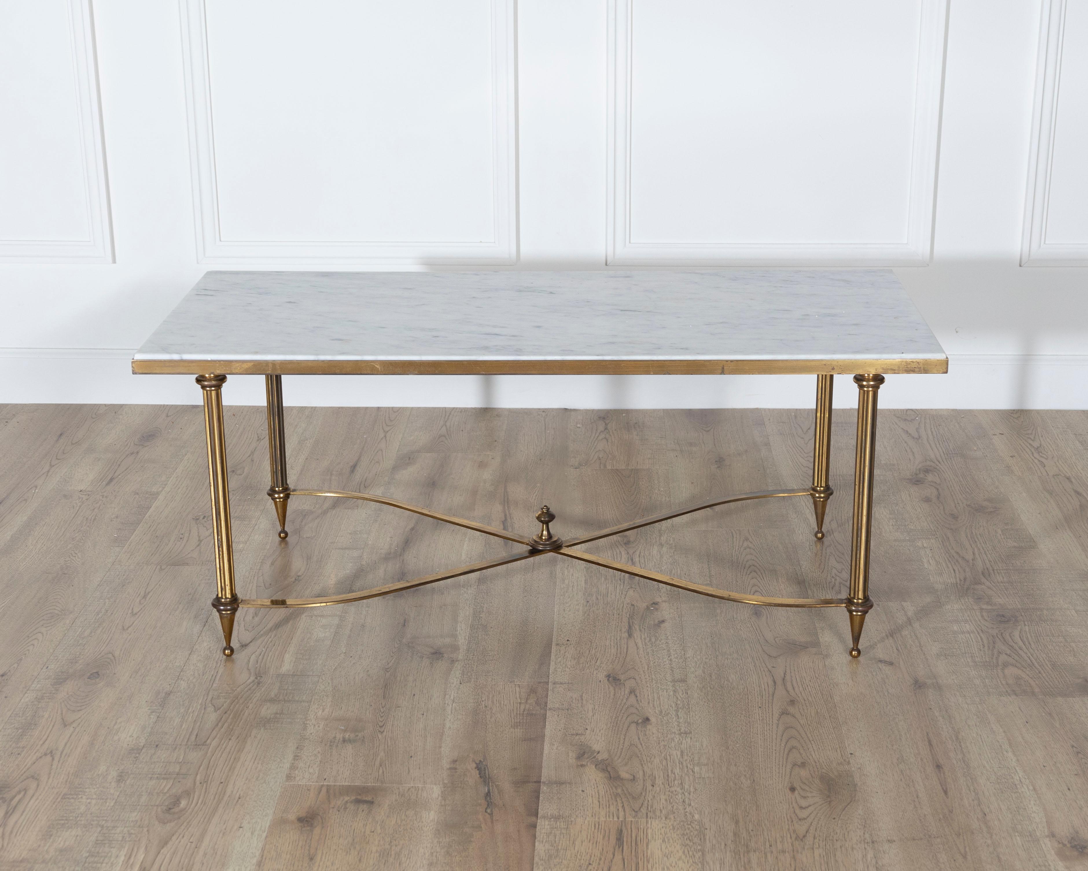 Table basse française raffinée du milieu du siècle par la Maison Baguès, fabriquée vers 1950-60 dans l'esprit avant-gardiste de l'époque. La table présente un plateau rectangulaire en marbre blanc délicatement veiné, reposant élégamment sur un