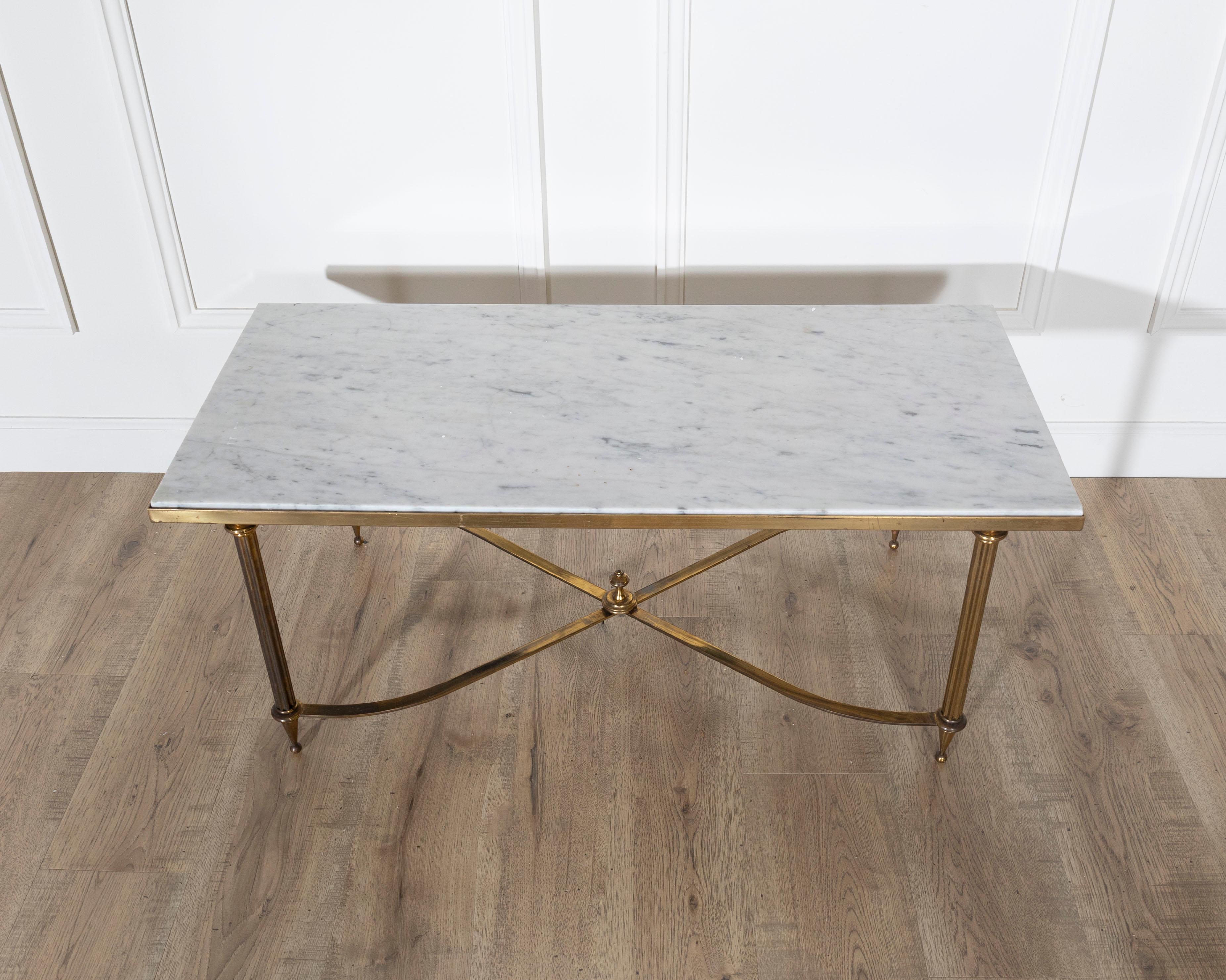 Français Table basse française du milieu du siècle par la Maison Baguès avec plateau en marbre blanc et laiton en vente