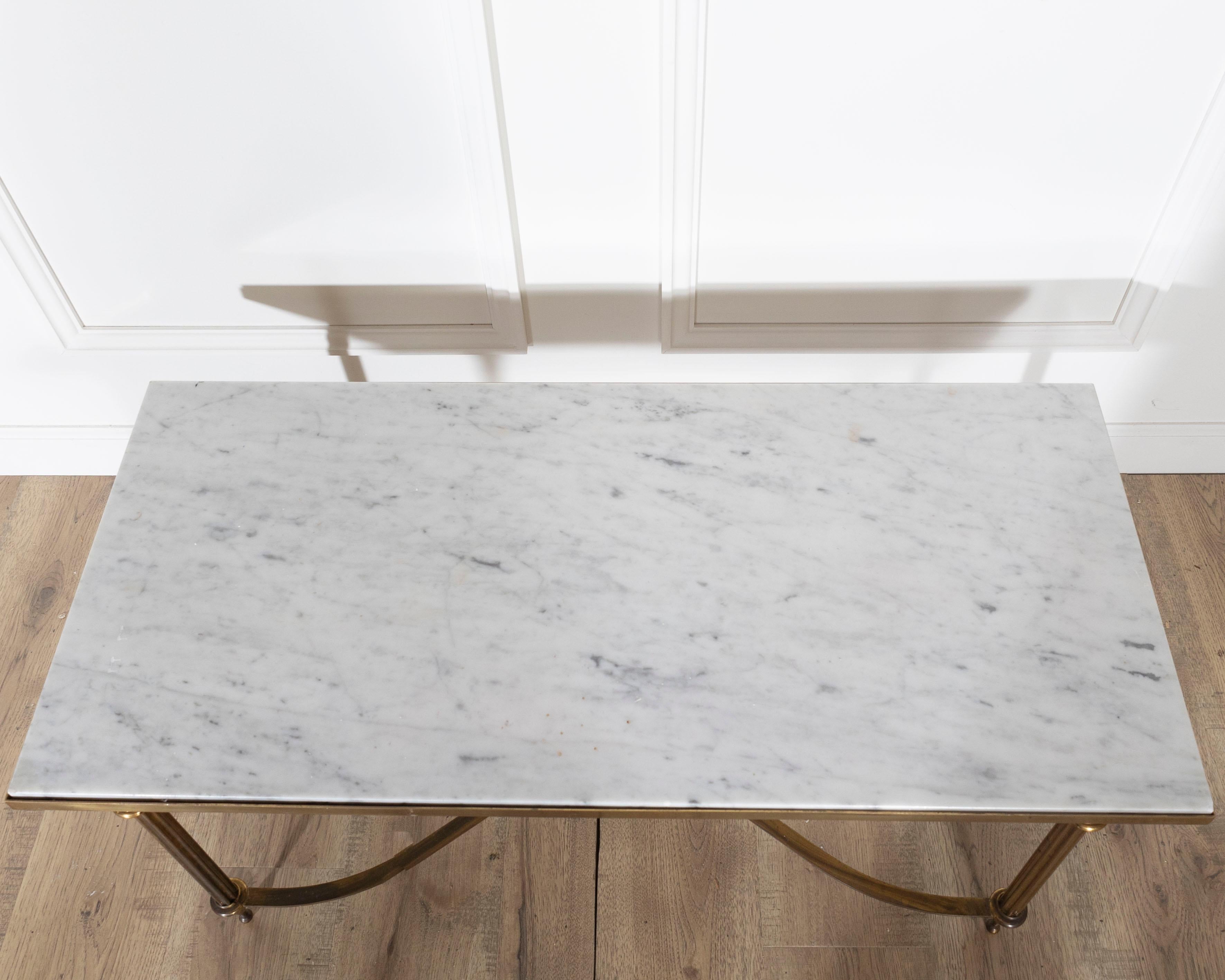 Table basse française du milieu du siècle par la Maison Baguès avec plateau en marbre blanc et laiton Bon état - En vente à Atlanta, GA