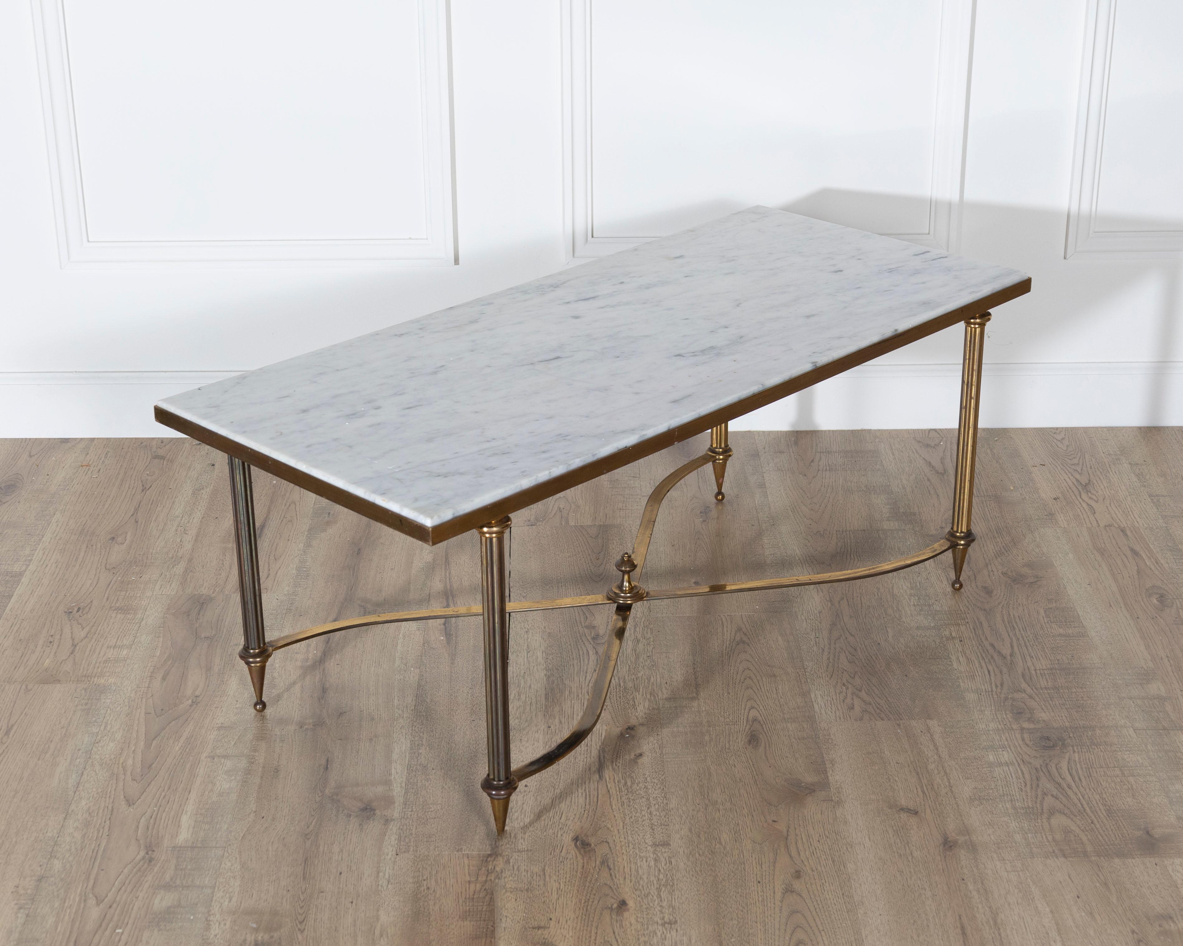 20ième siècle Table basse française du milieu du siècle par la Maison Baguès avec plateau en marbre blanc et laiton en vente