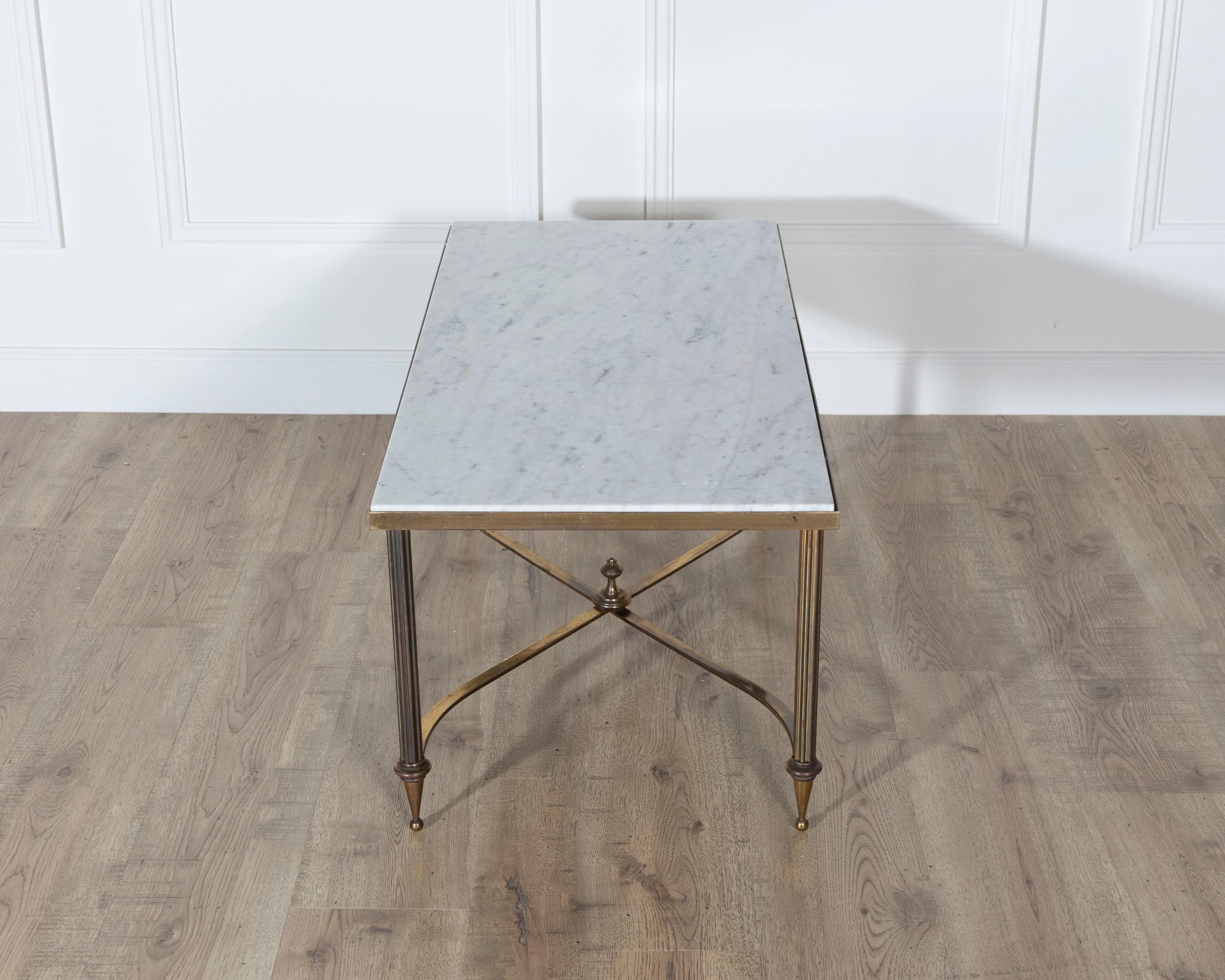 Laiton Table basse française du milieu du siècle par la Maison Baguès avec plateau en marbre blanc et laiton en vente