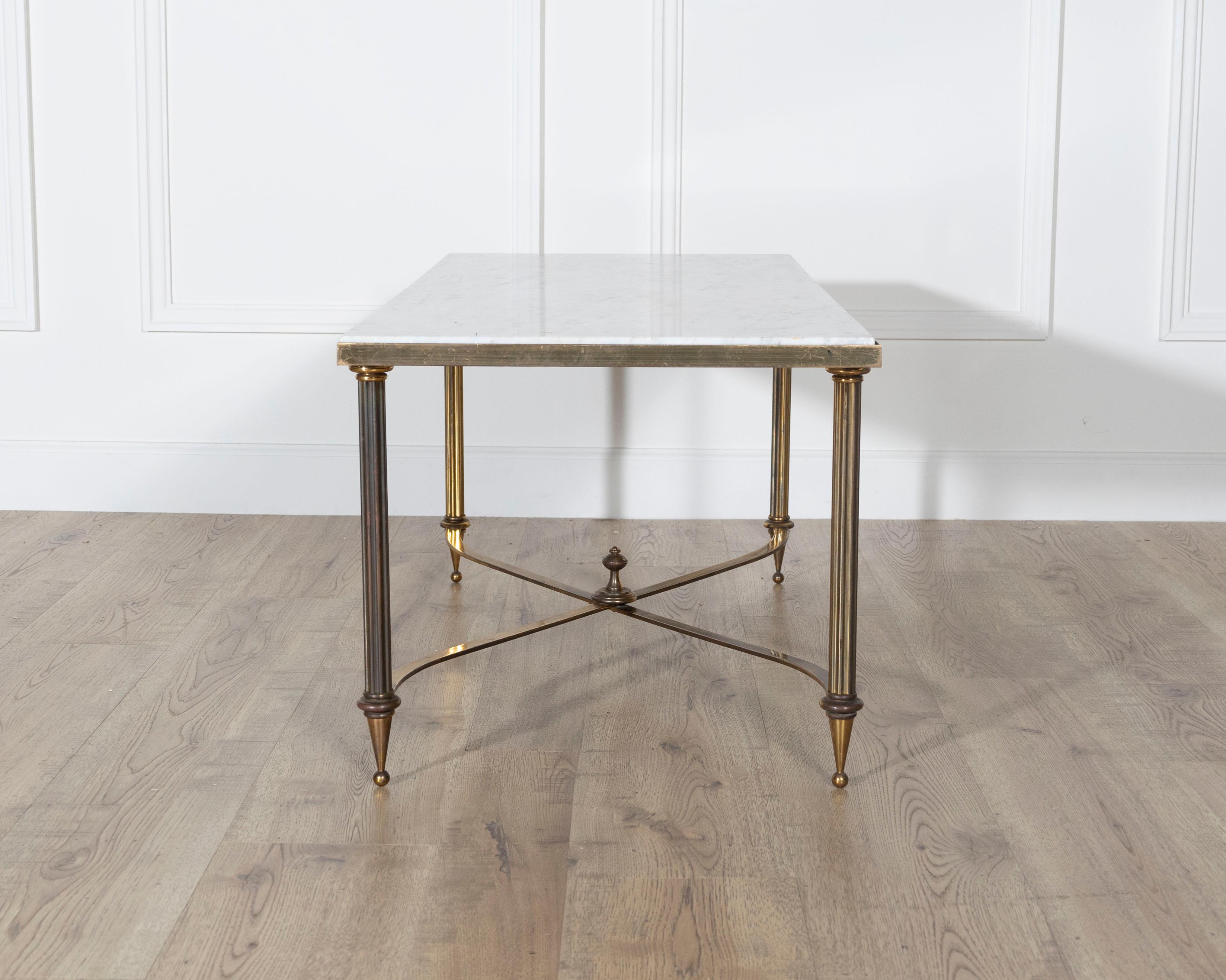 Table basse française du milieu du siècle par la Maison Baguès avec plateau en marbre blanc et laiton en vente 1
