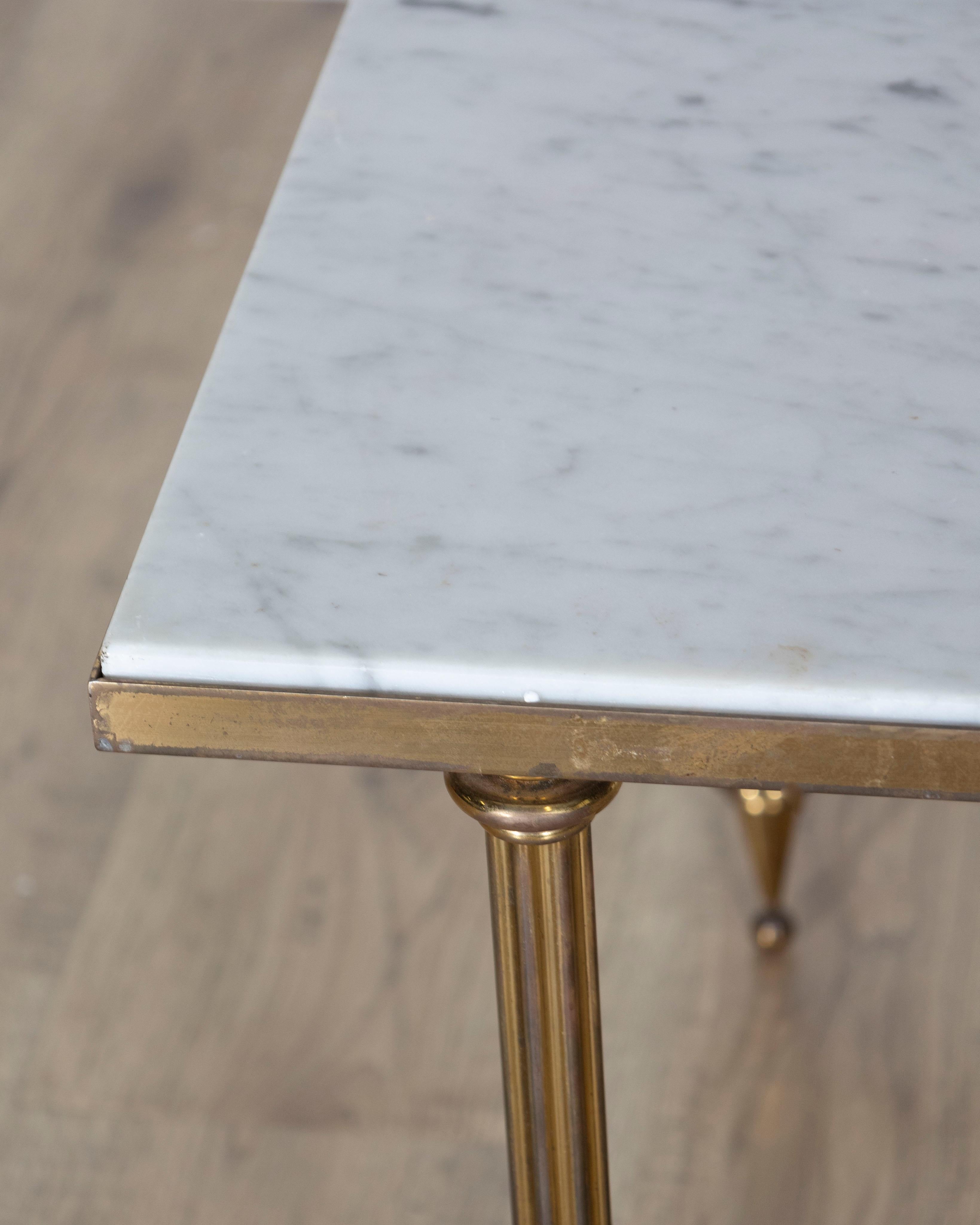 Table basse française du milieu du siècle par la Maison Baguès avec plateau en marbre blanc et laiton en vente 2