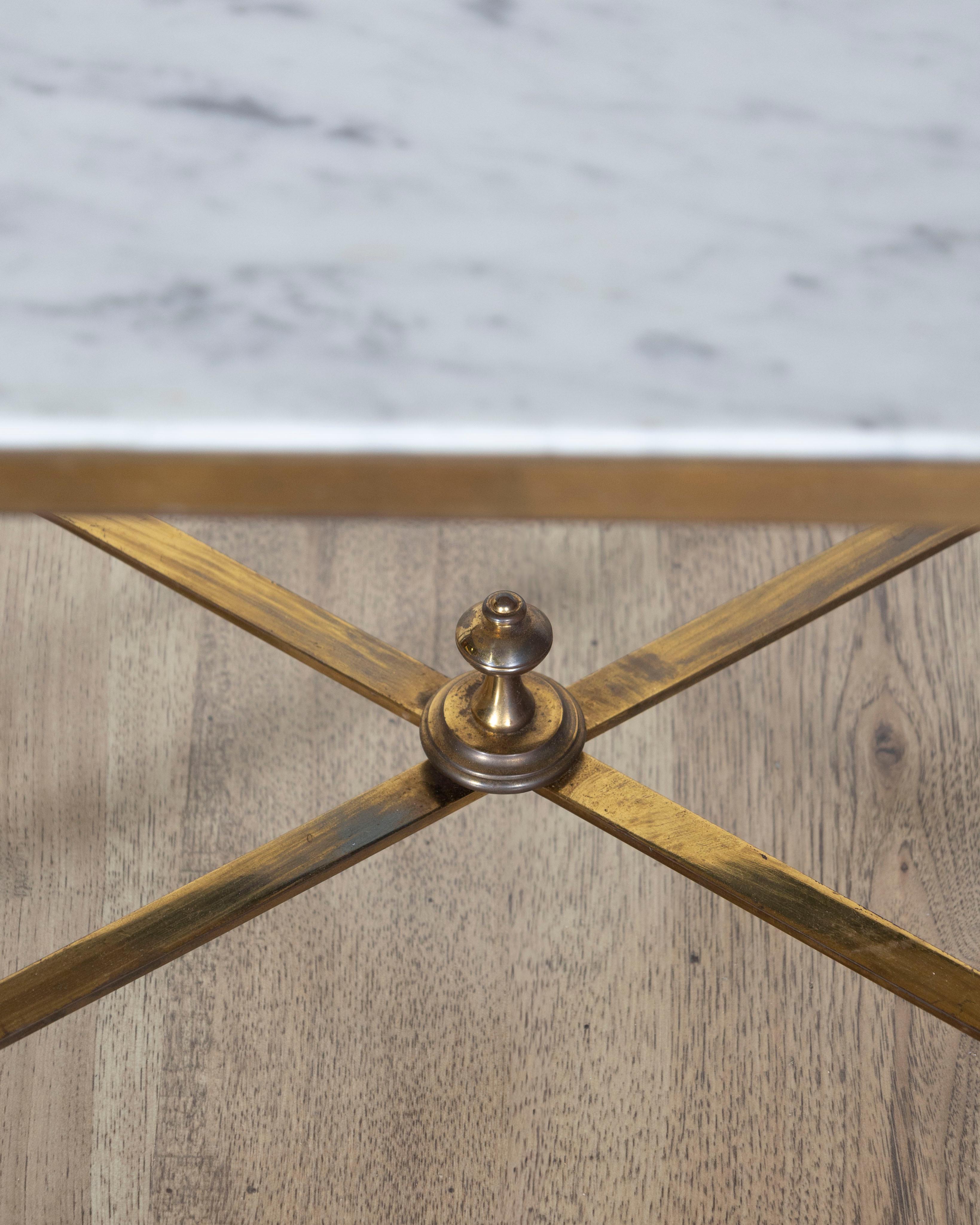 Table basse française du milieu du siècle par la Maison Baguès avec plateau en marbre blanc et laiton en vente 3