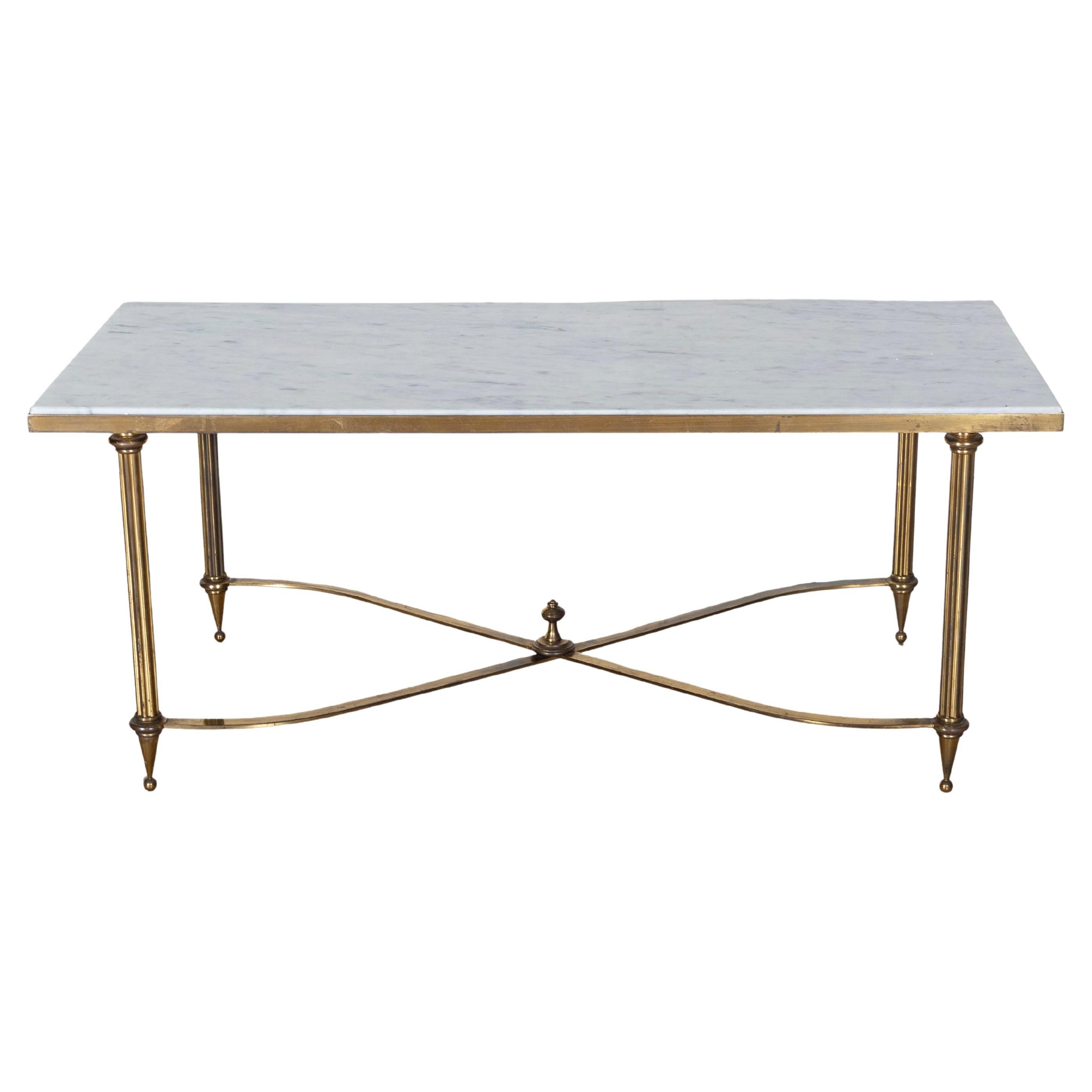 Table basse française du milieu du siècle par la Maison Baguès avec plateau en marbre blanc et laiton en vente