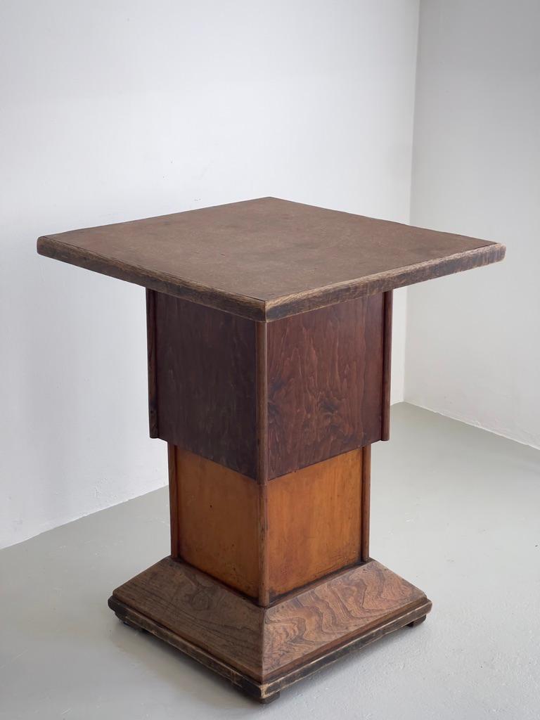 Mid century French console, table pedestal in elm, veneer and linoleum. In Good Condition For Sale In København K, 84