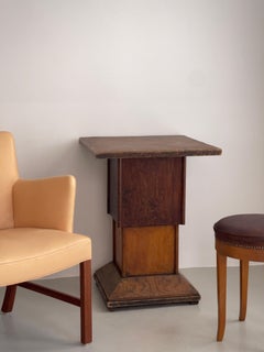Consola francesa de mediados de siglo, mesa pedestal de olmo, chapa de madera y linóleo.