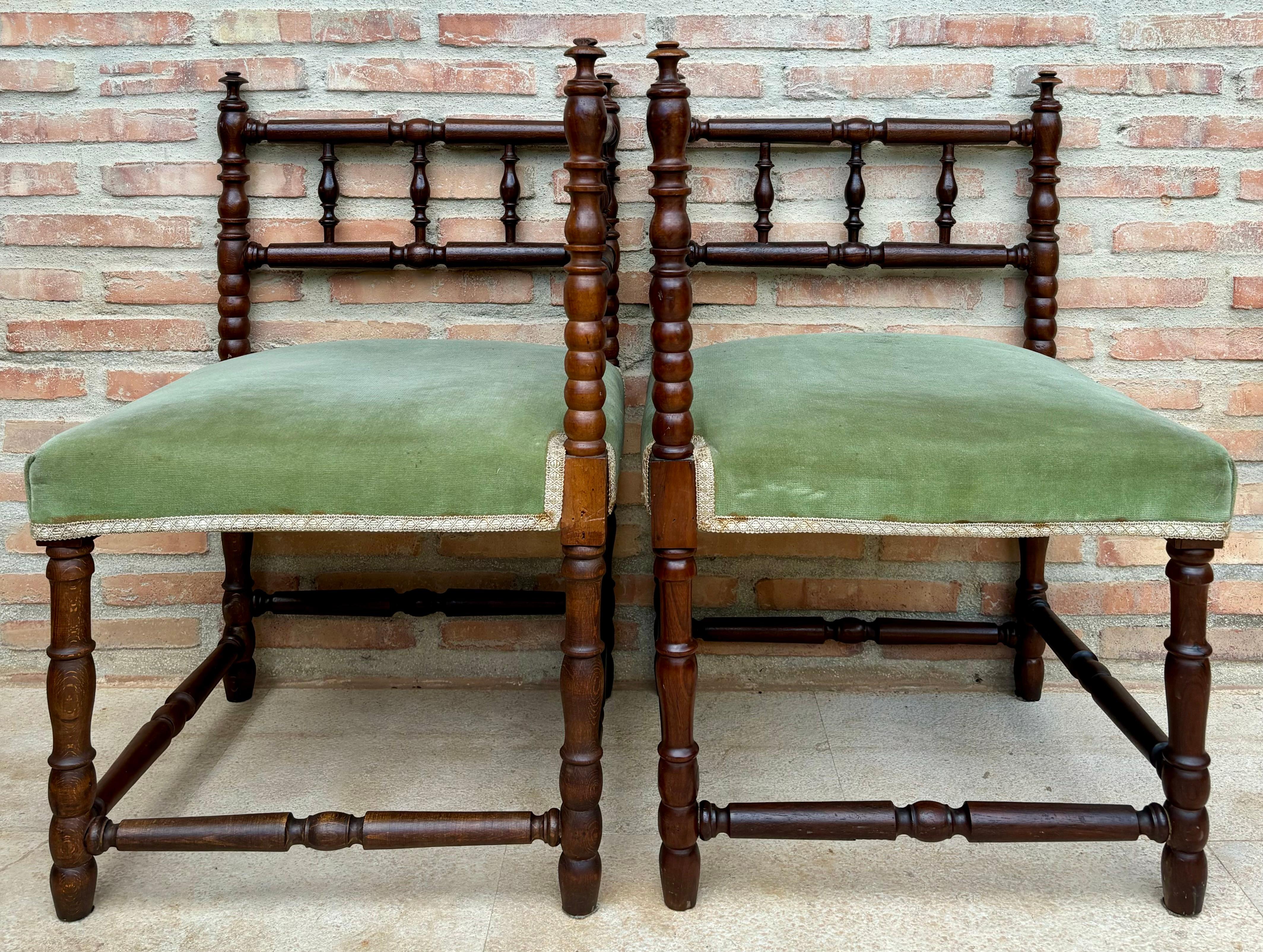 Paar französische Eckstühle aus massivem Nussbaumholz mit Beinen.