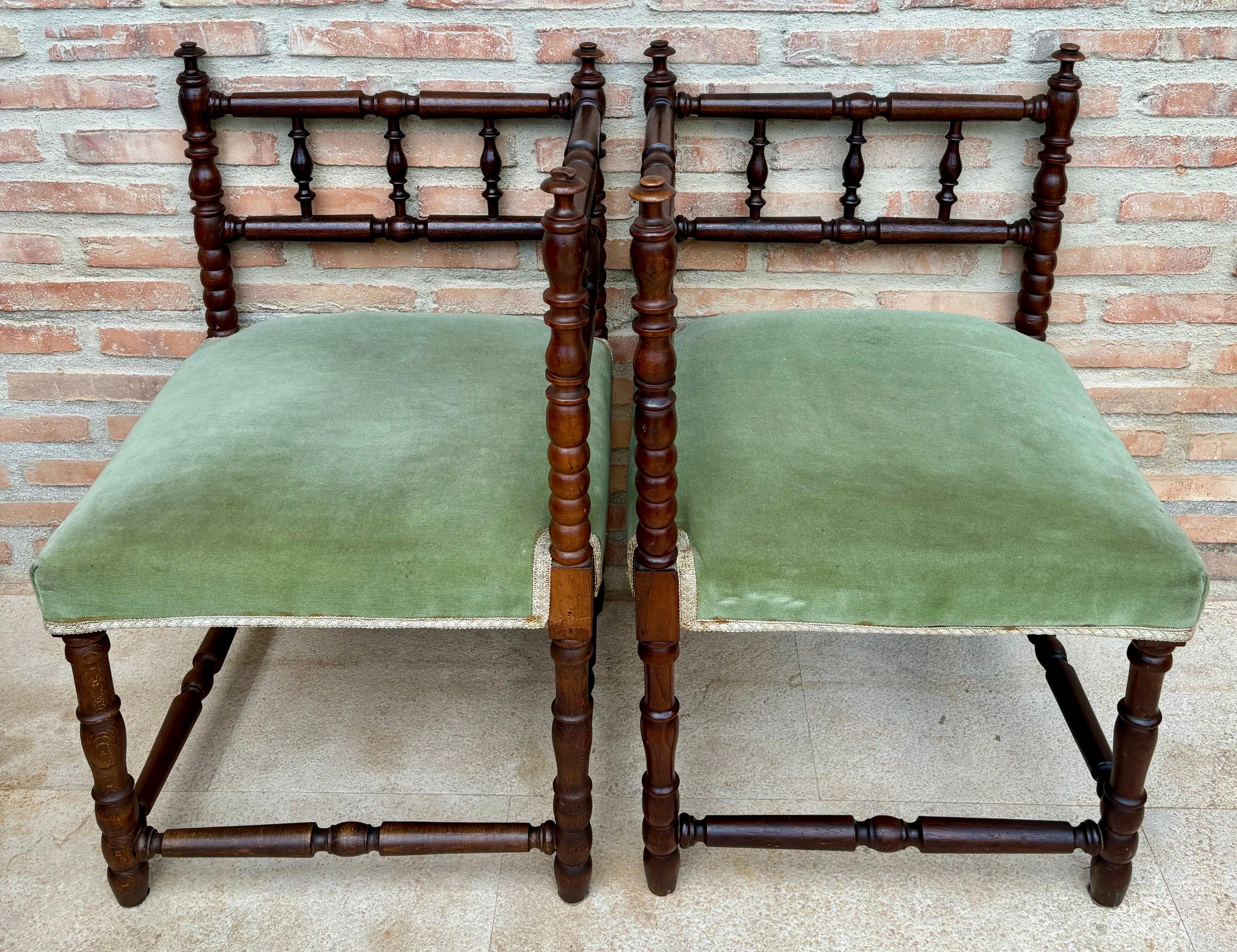Französische Eckstühle aus der Jahrhundertmitte, 1940er Jahre, 2er-Set (Spanisch Kolonial) im Angebot