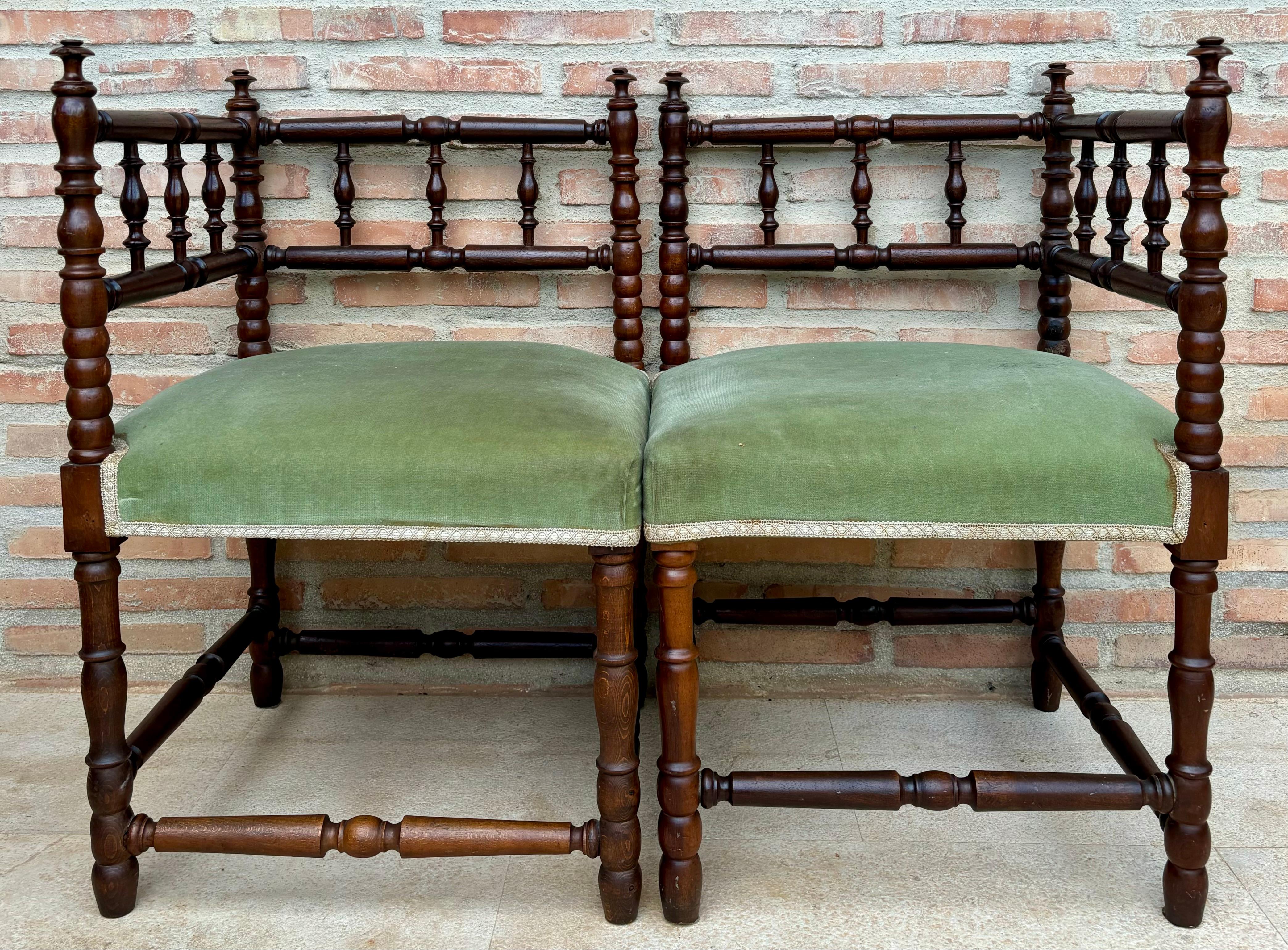 Französische Eckstühle aus der Jahrhundertmitte, 1940er Jahre, 2er-Set (20. Jahrhundert) im Angebot